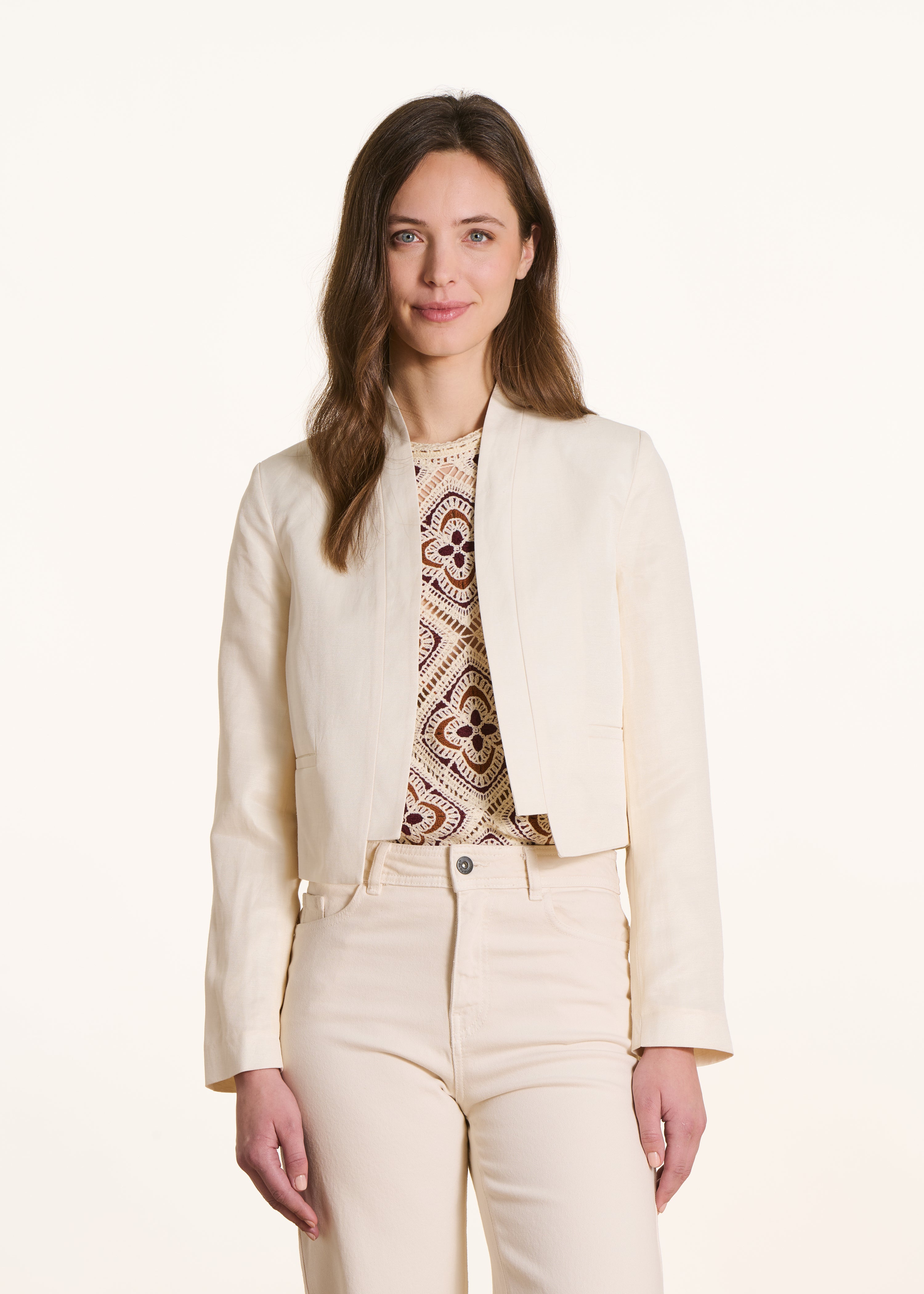 Veste courte écrue irisée ouverte