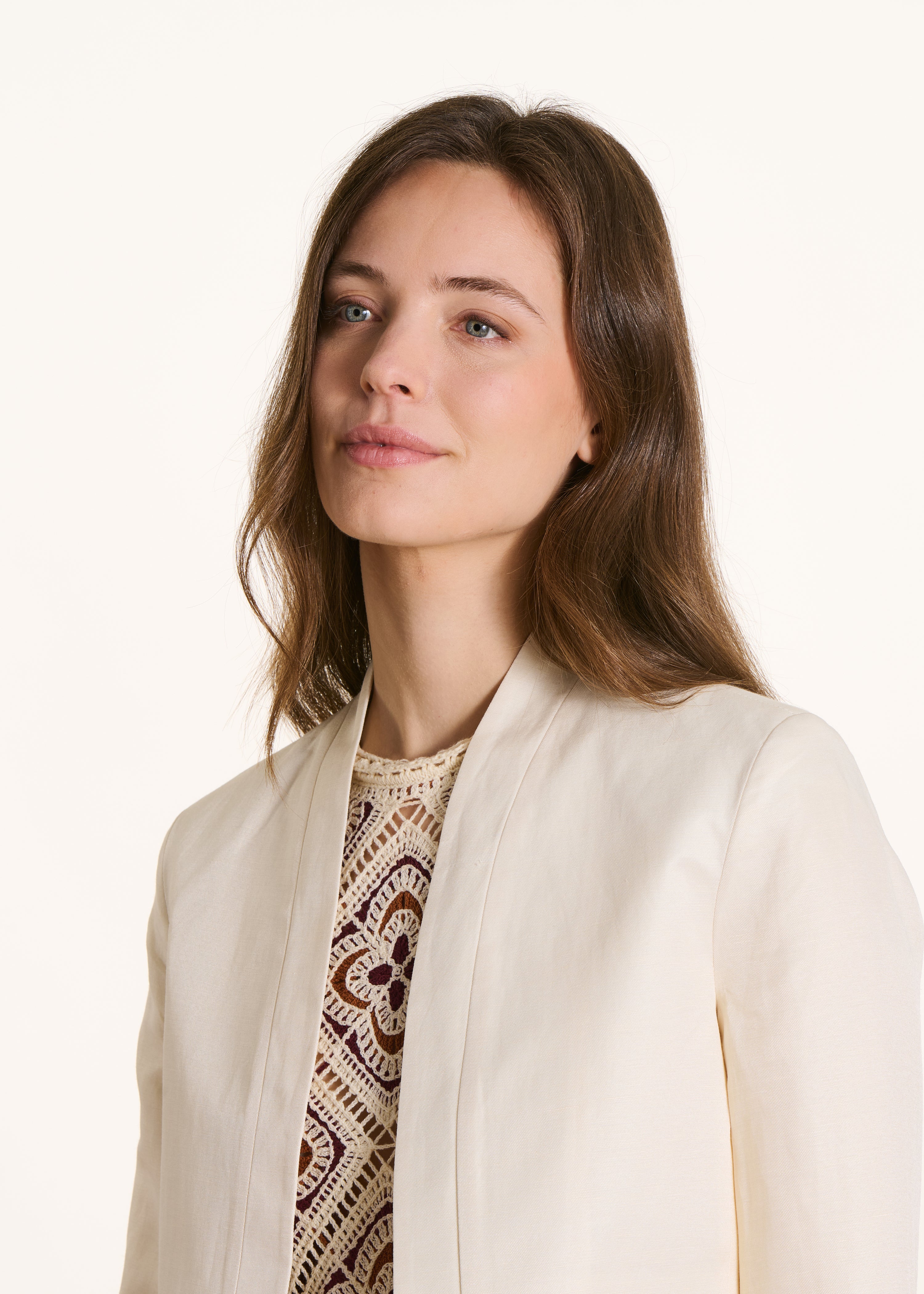 Veste courte écrue irisée ouverte