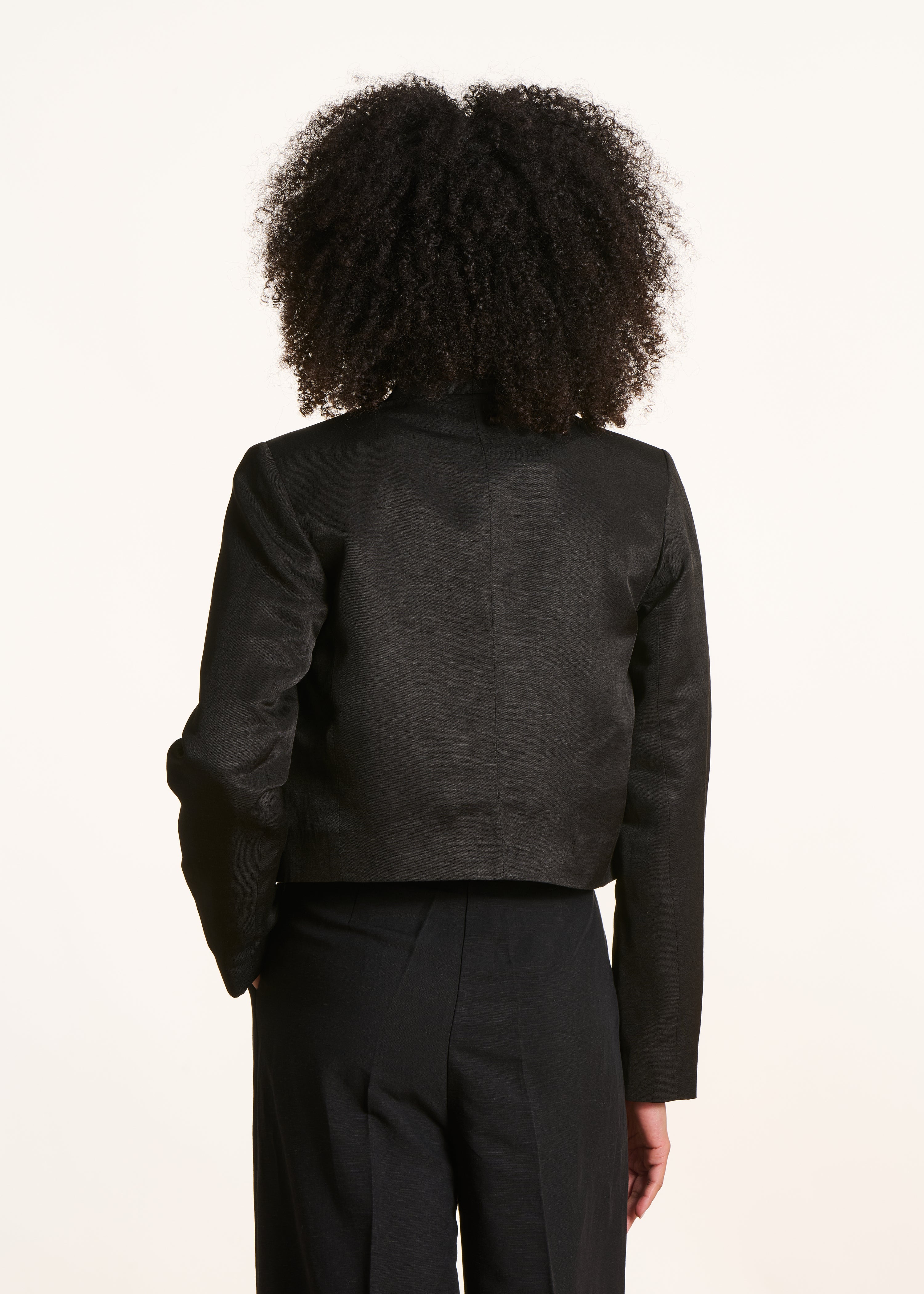 Schwarze, schimmernde kurze Jacke offen