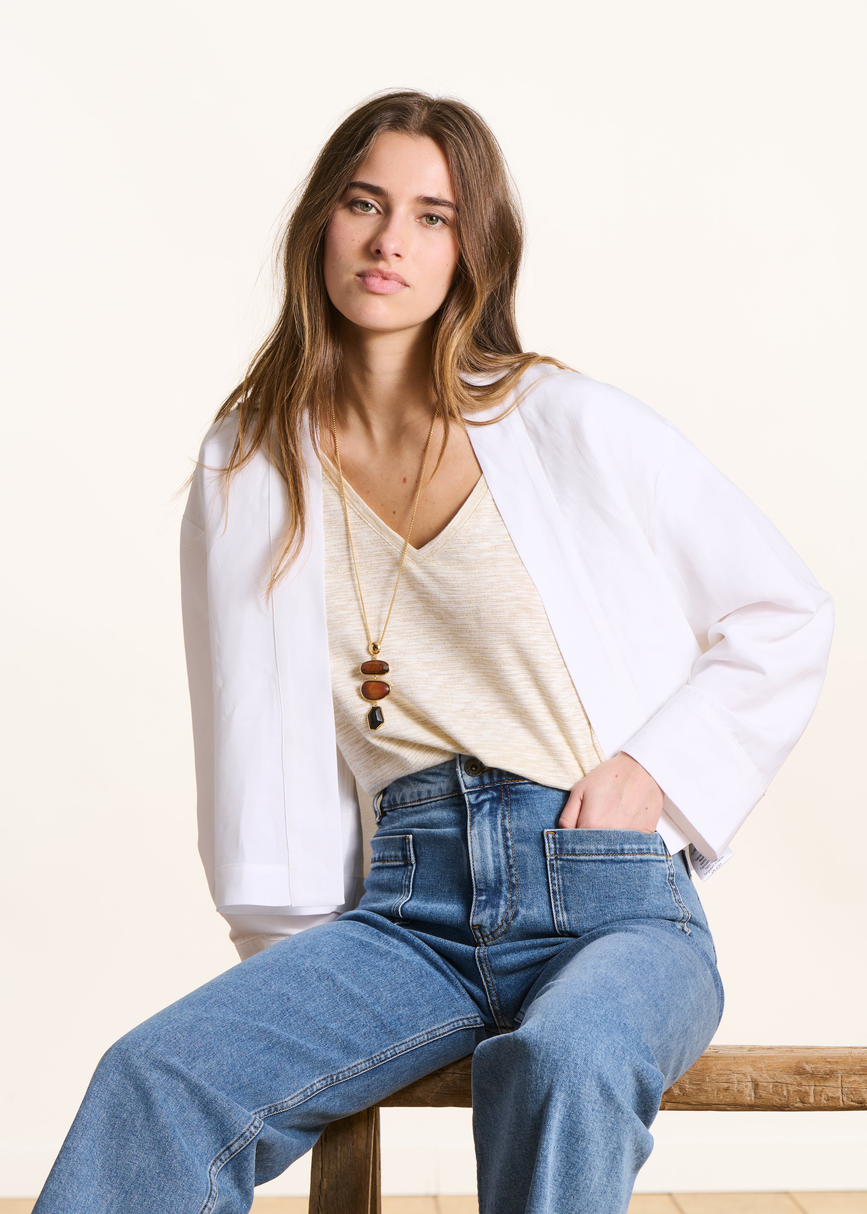 Weiße kurze offene Jacke