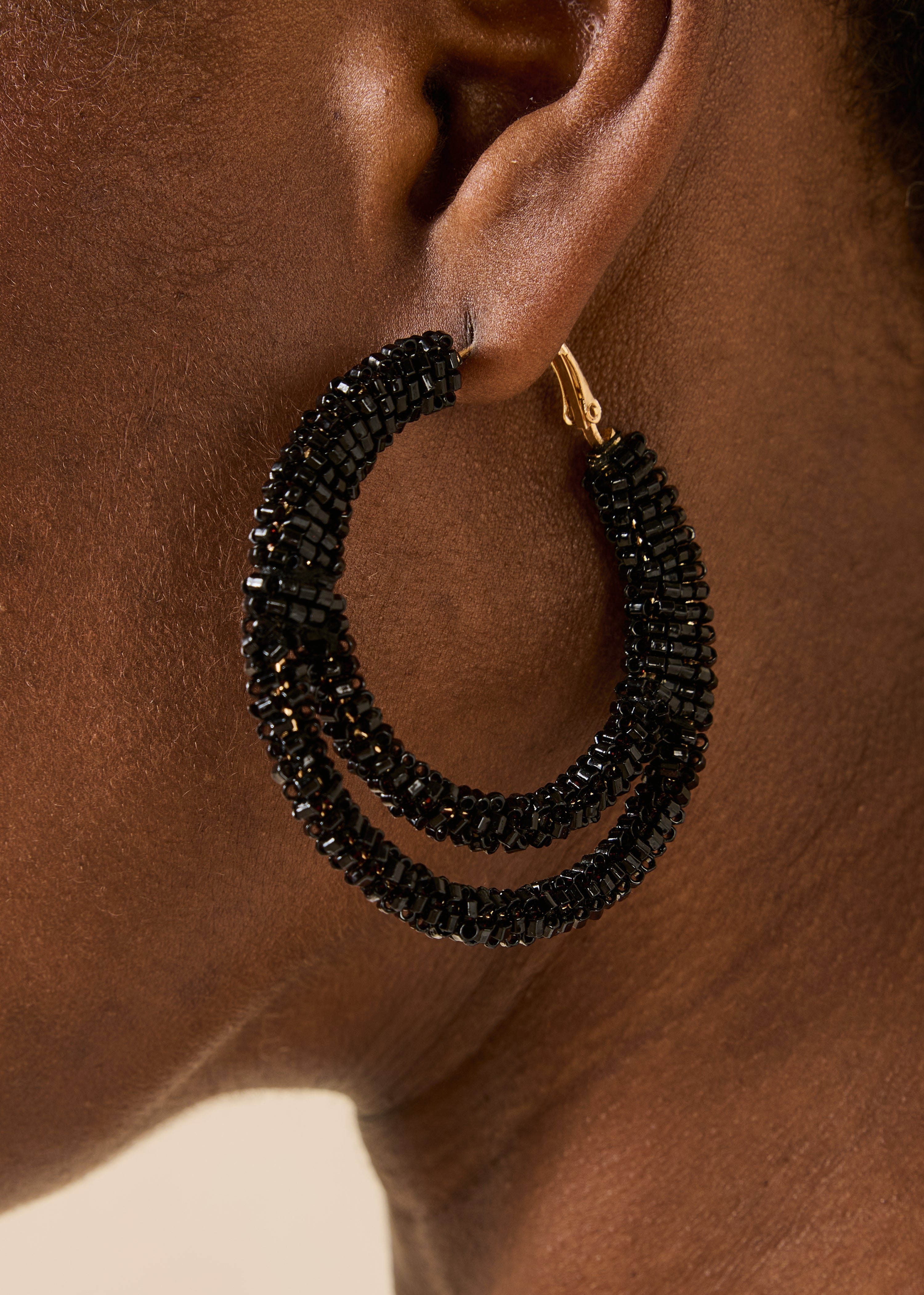 Pendientes negros multianillos de vidrio