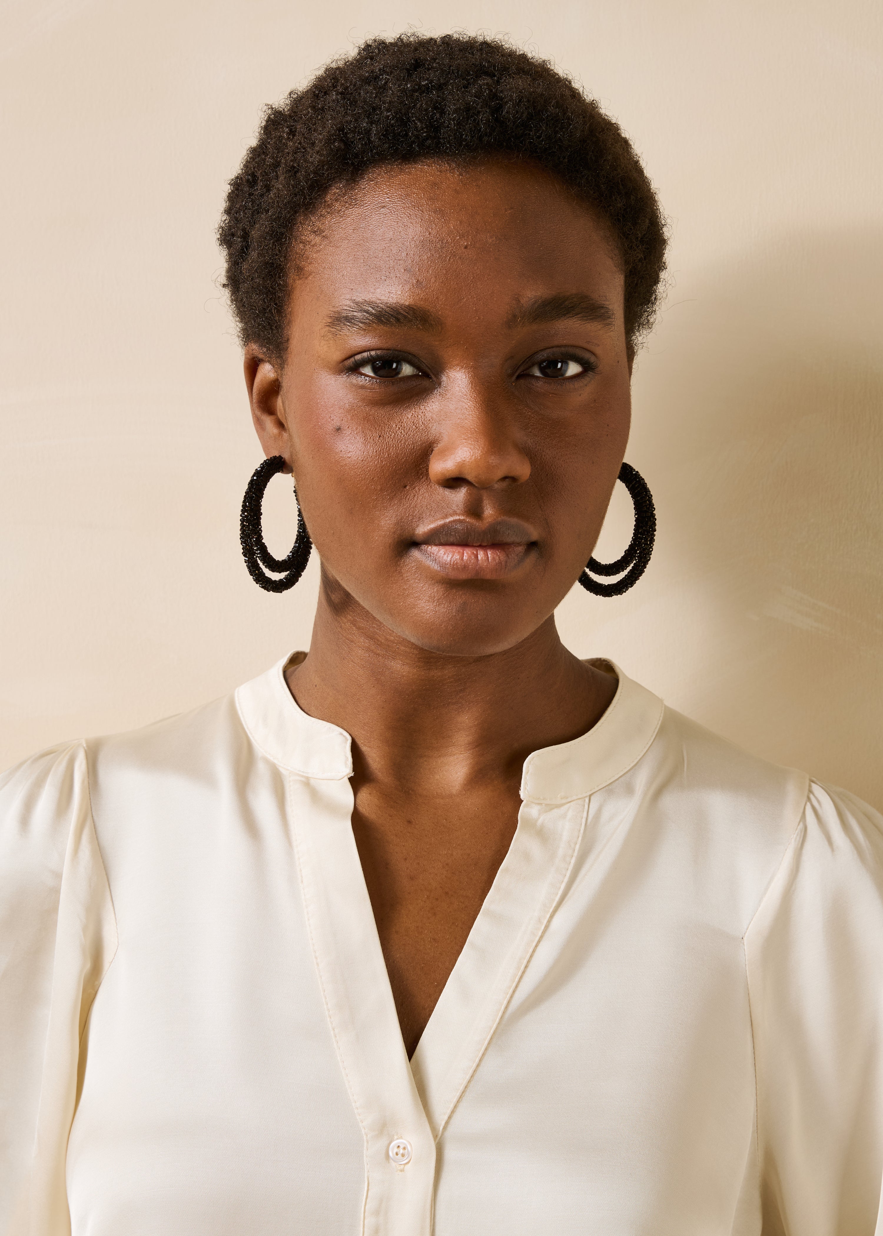 Pendientes negros multianillos de vidrio