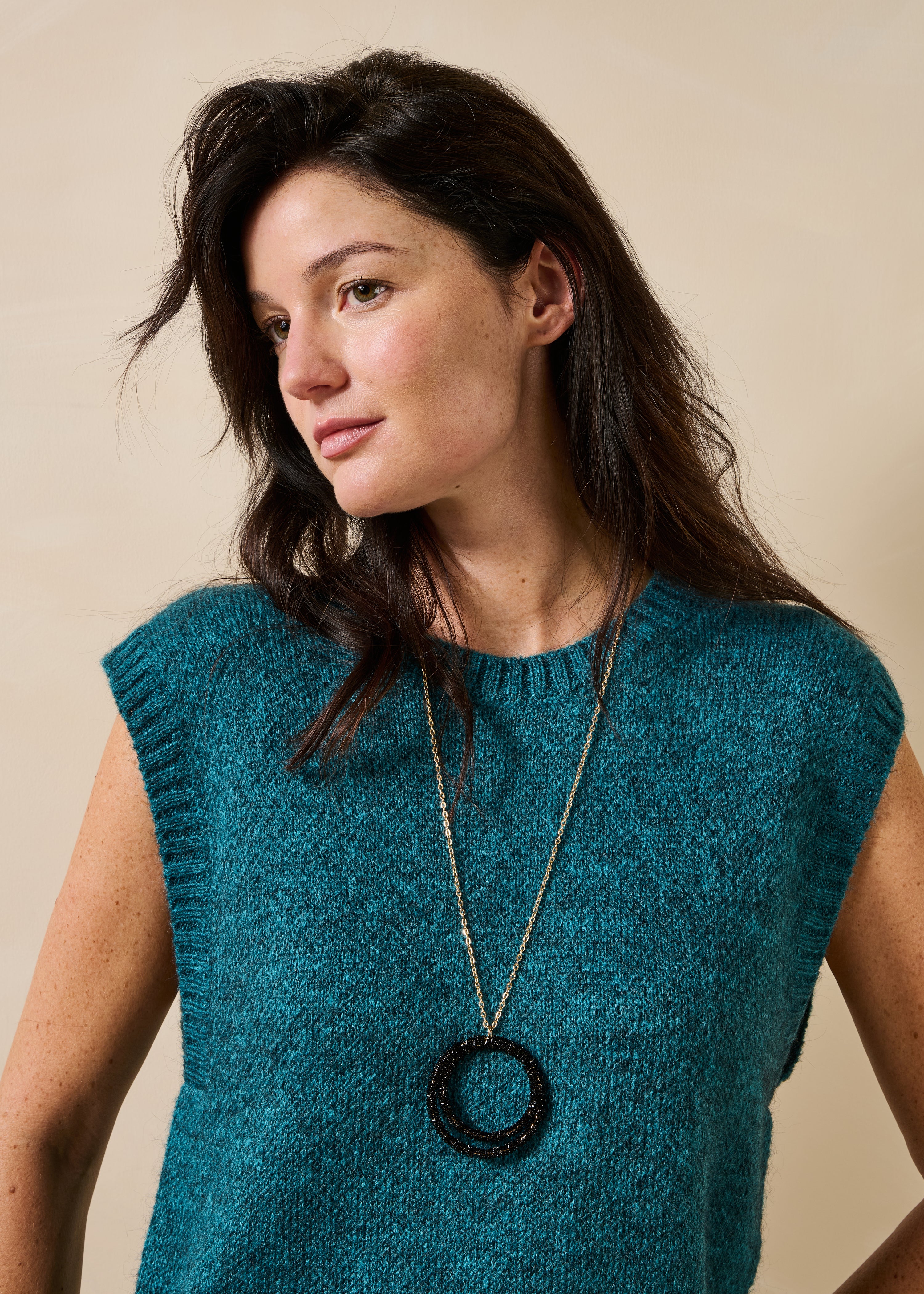 Collana lunga multianelli in vetro nero