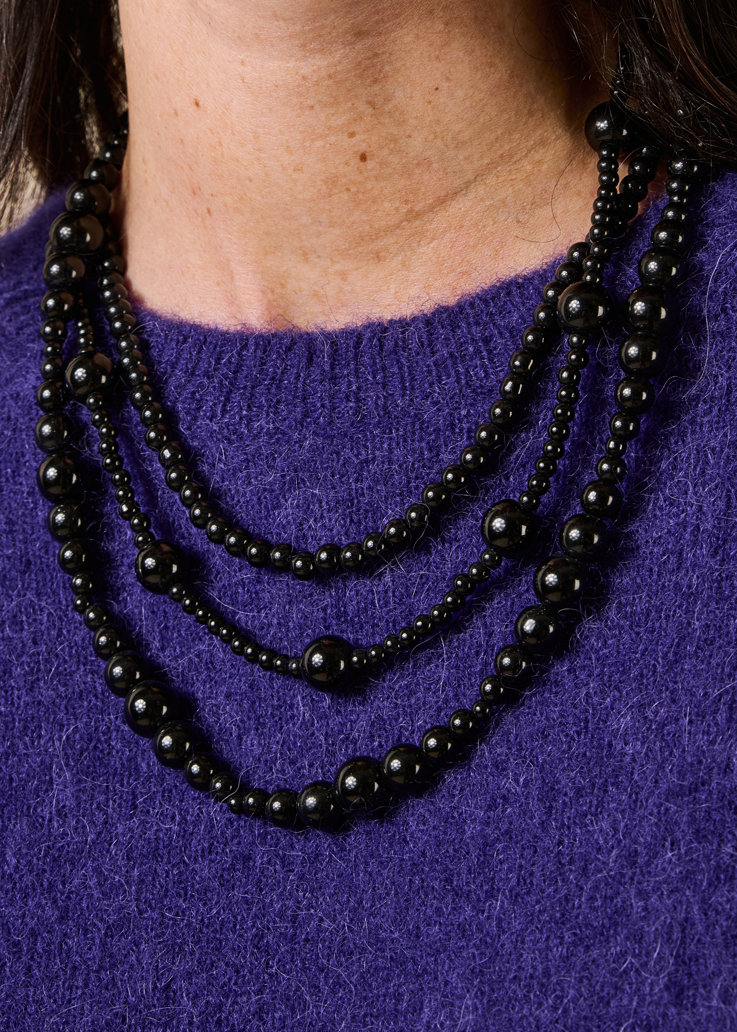 Collana multistrato nero con perle di vetro