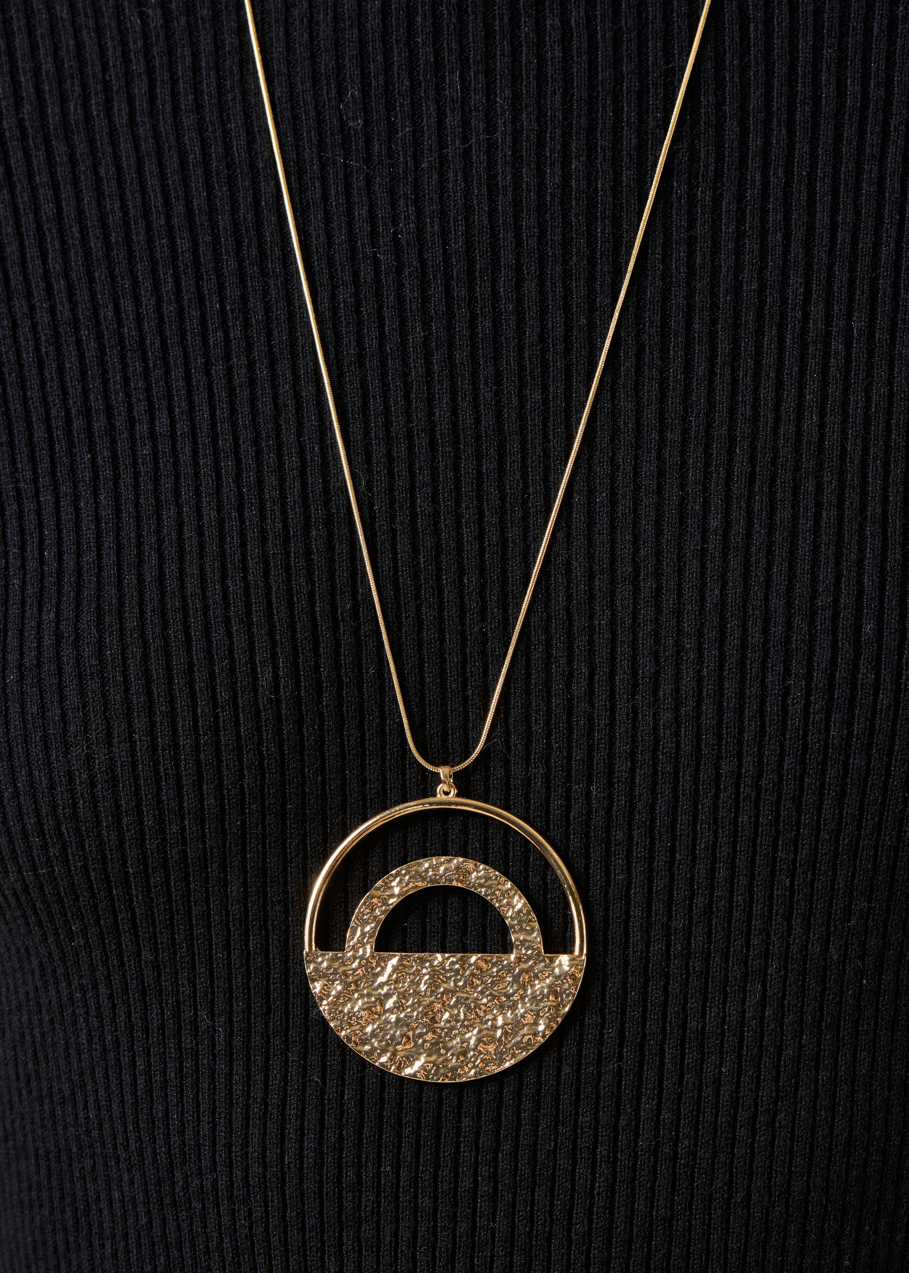 Collier sautoir doré à pendentif