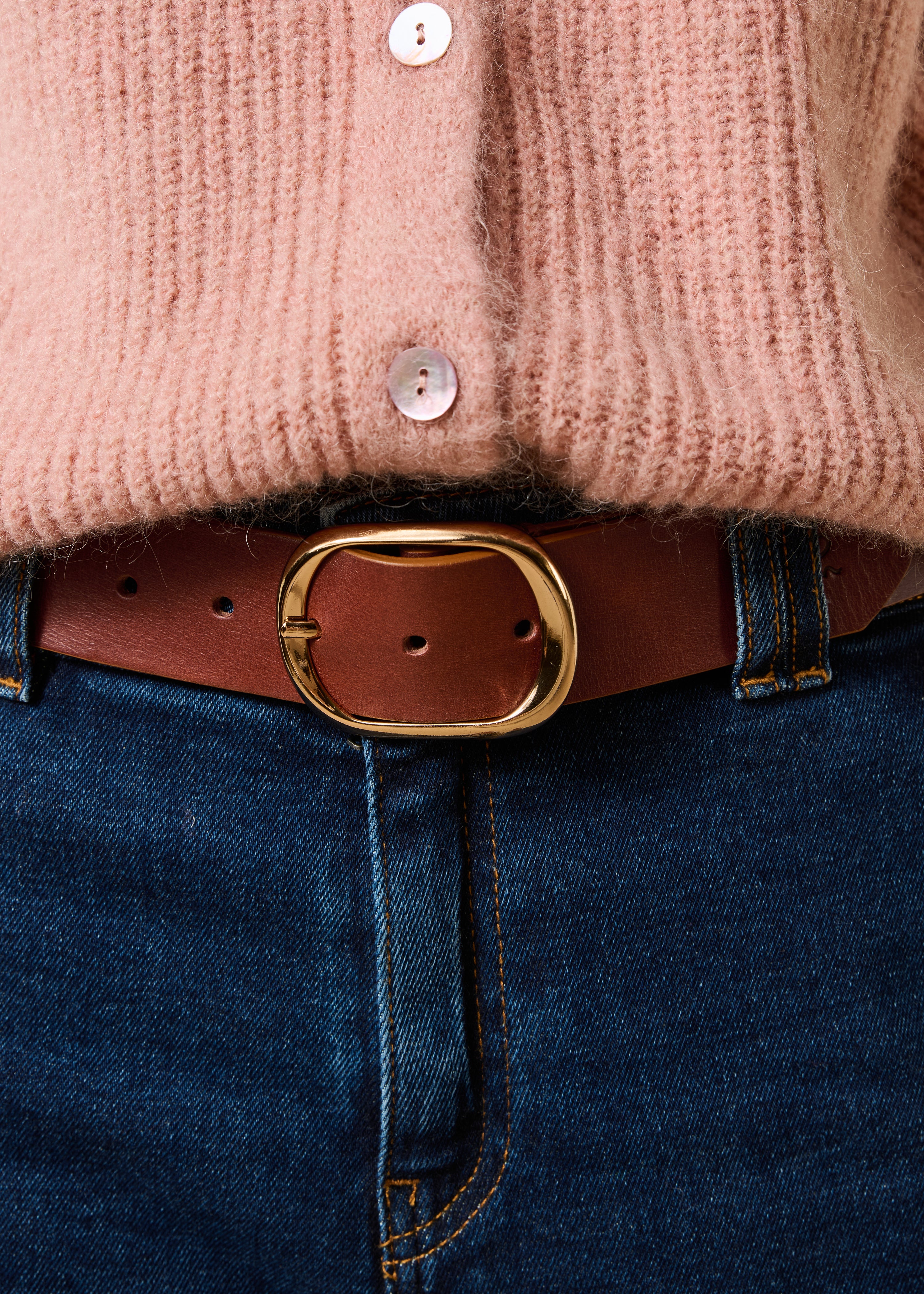 Cintura camel in pelle con fibbia ovale