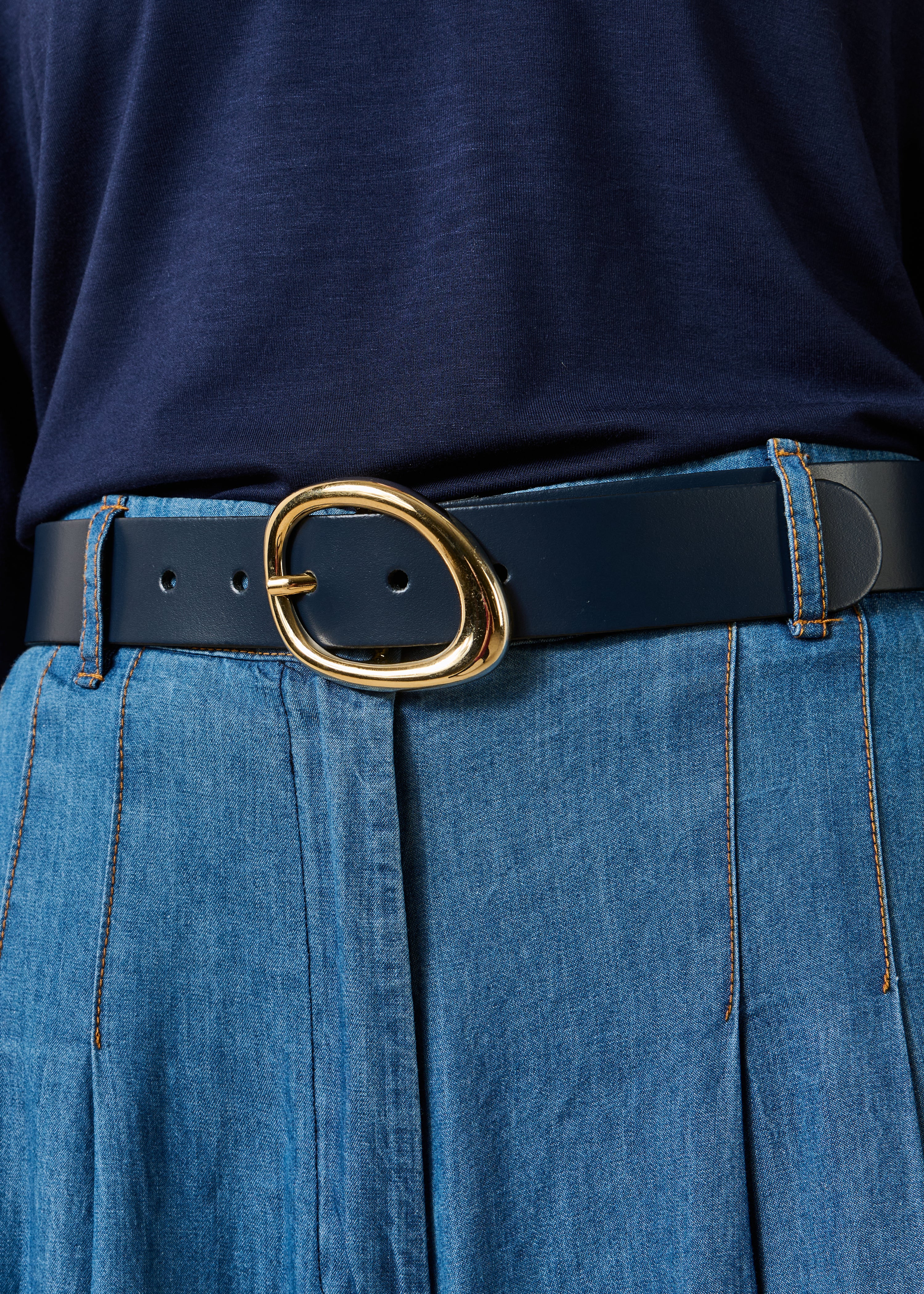 Marineblaue Ledergürtel mit ovaler Schnalle