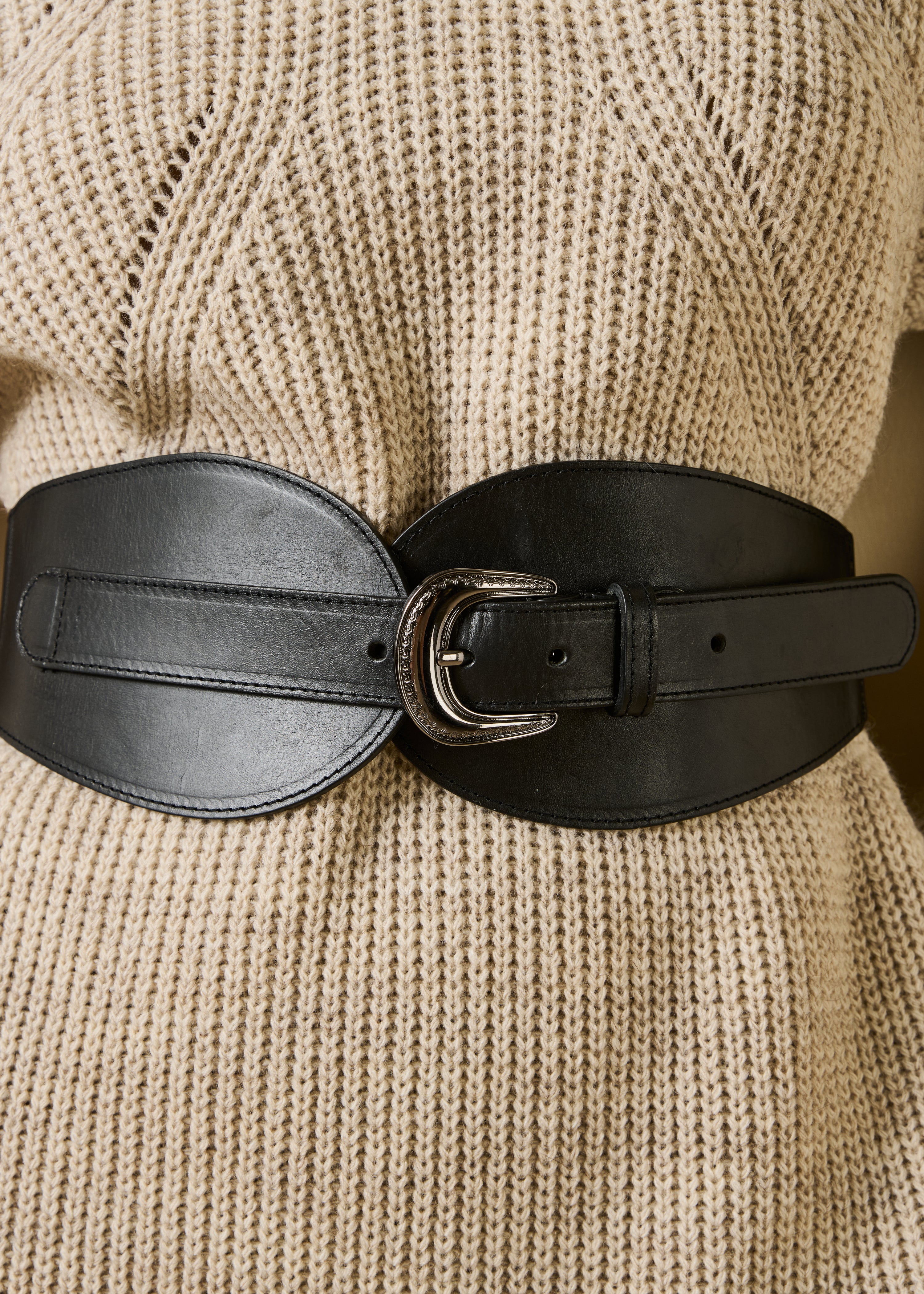 Ceinture noire large élastiquée en cuir