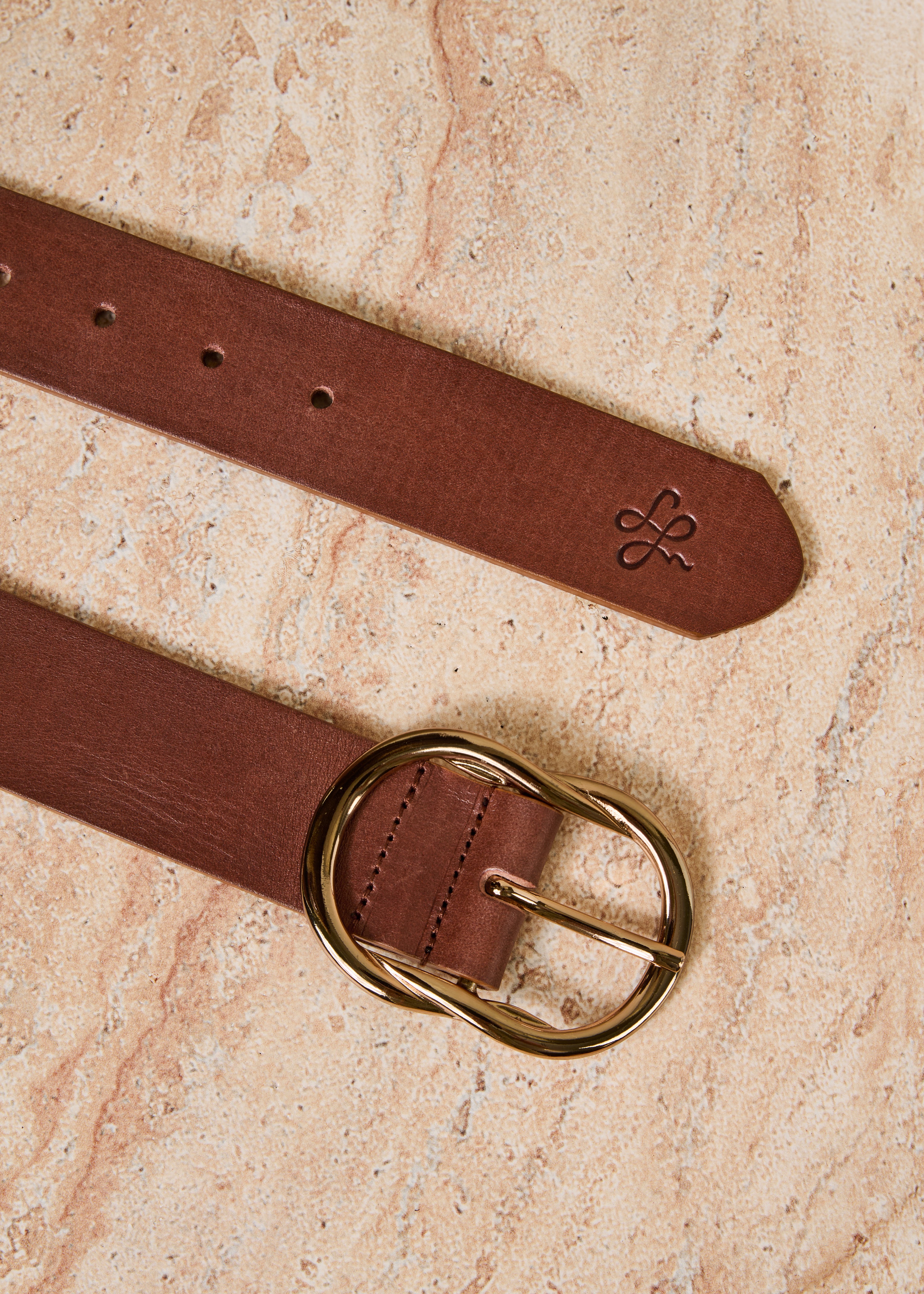 Cintura camel in pelle con fibbia ovale
