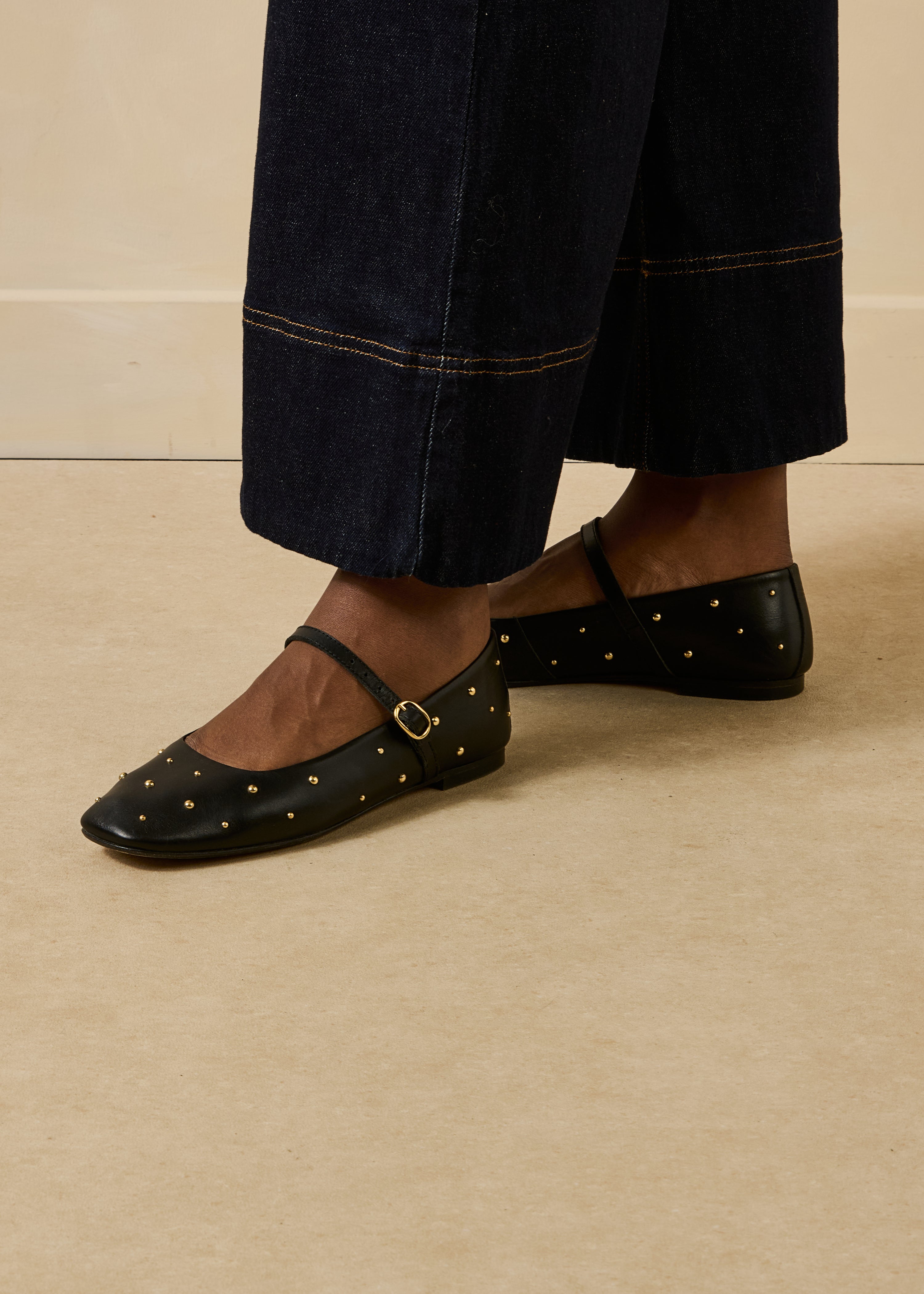 Ballerines plates noires en cuir bout carré