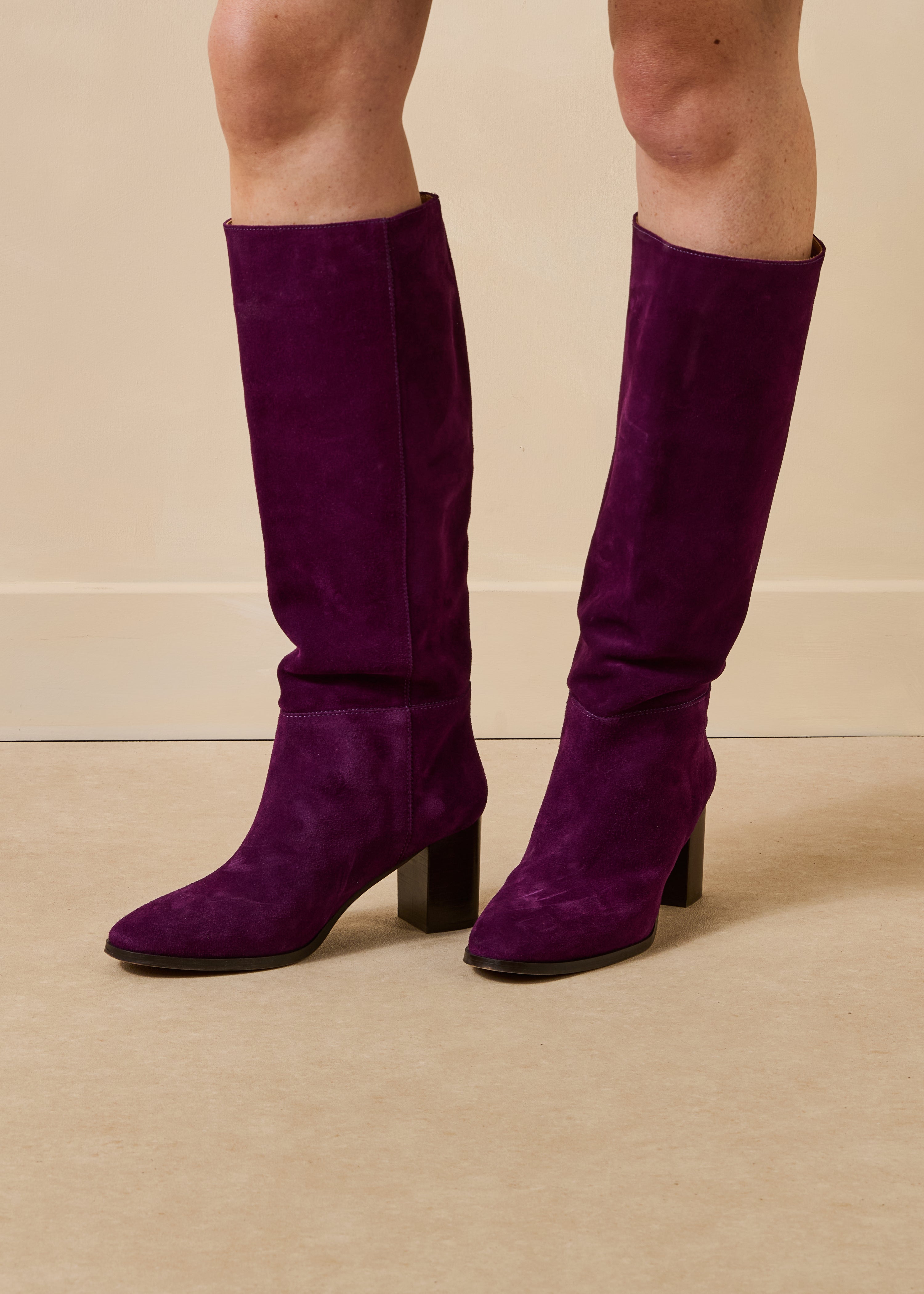Bottes violettes en cuir suédé à talons