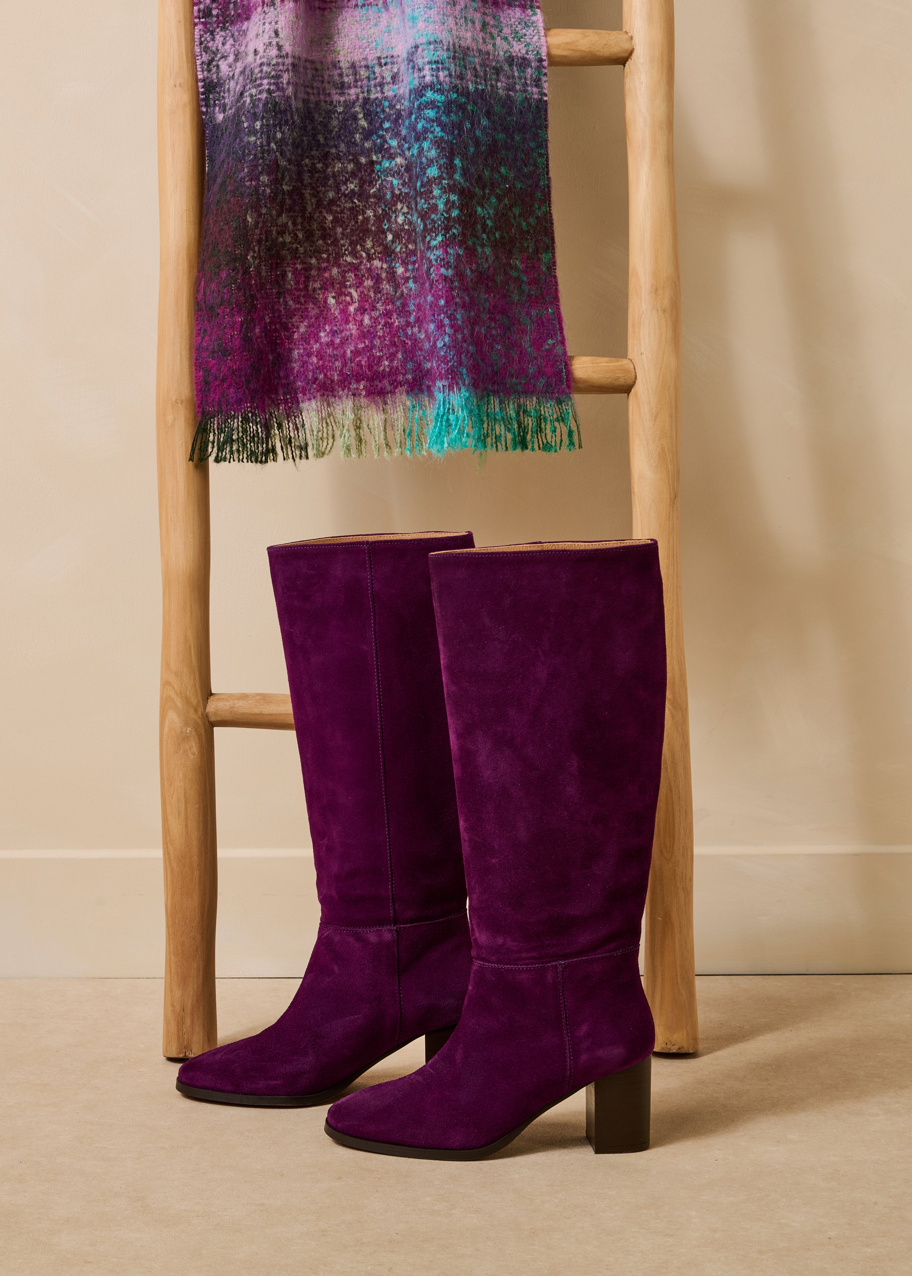 Lila Wildlederstiefel mit Absatz