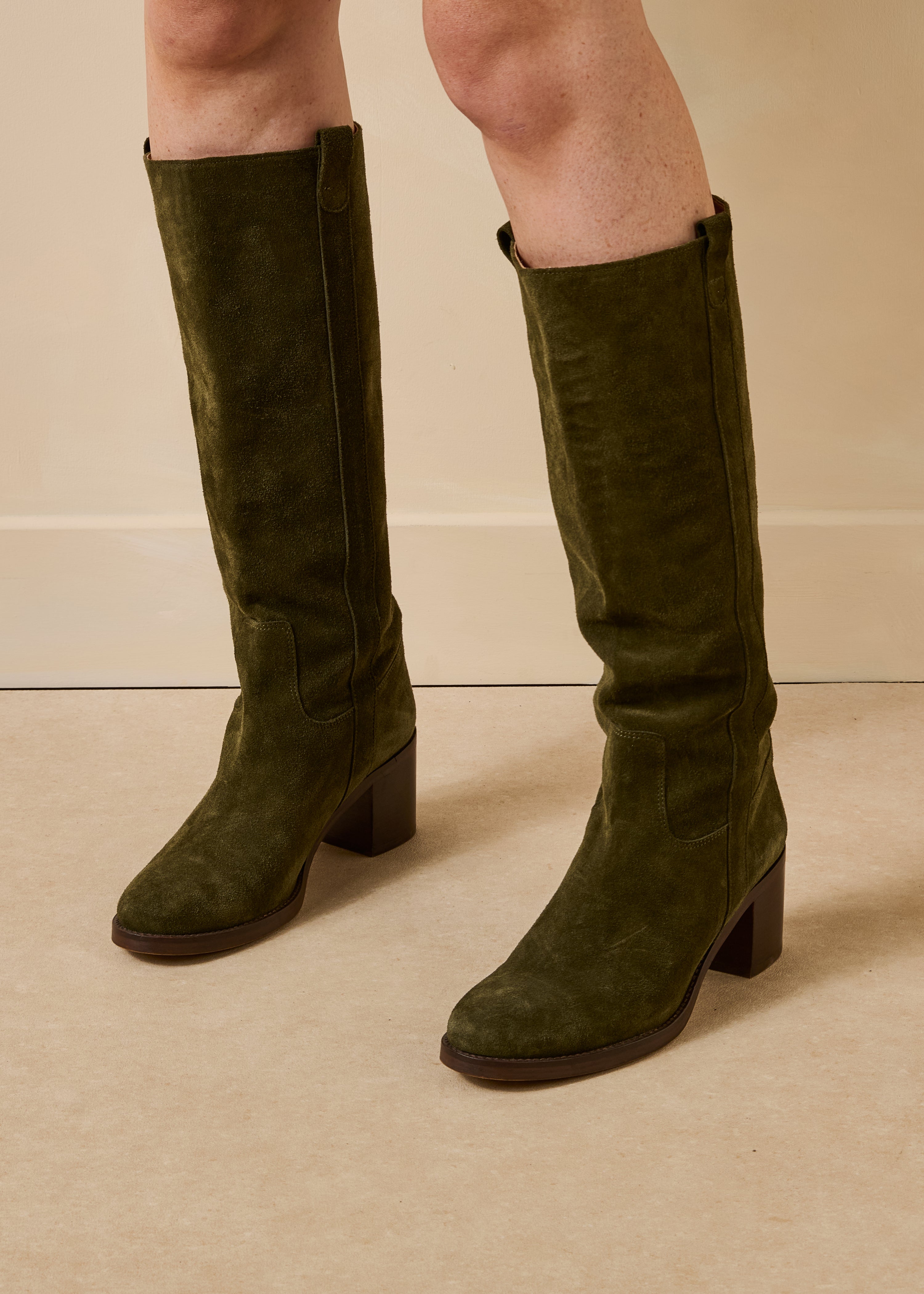 Bottes kaki en cuir suédé à talons