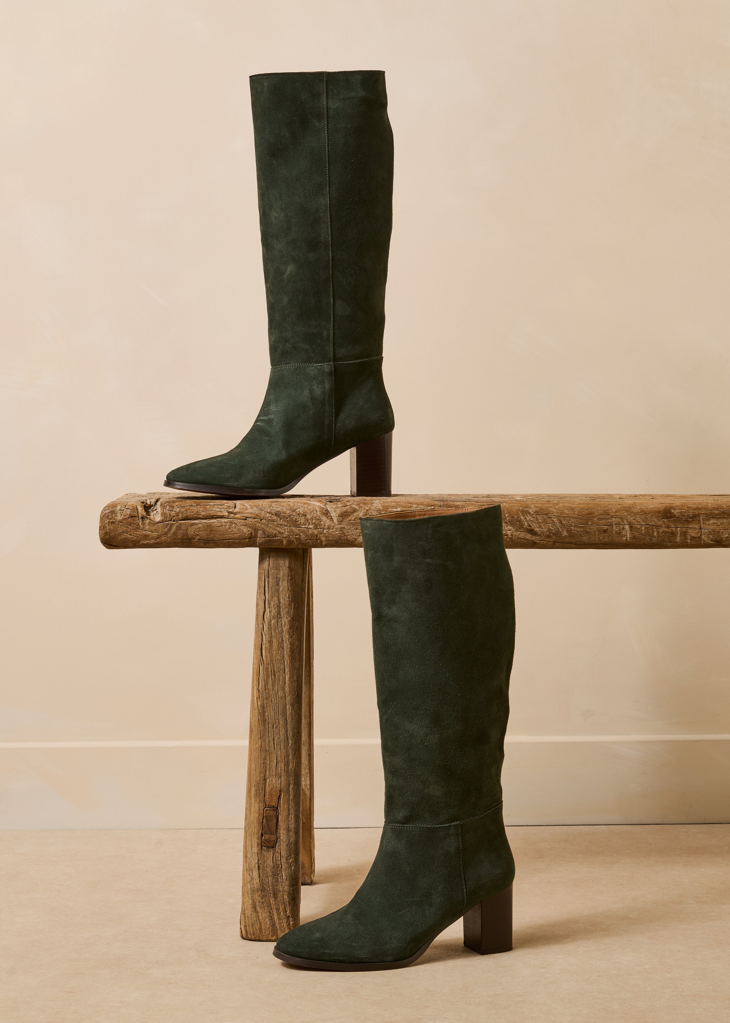 Stivali kaki in pelle scamosciata con tacco