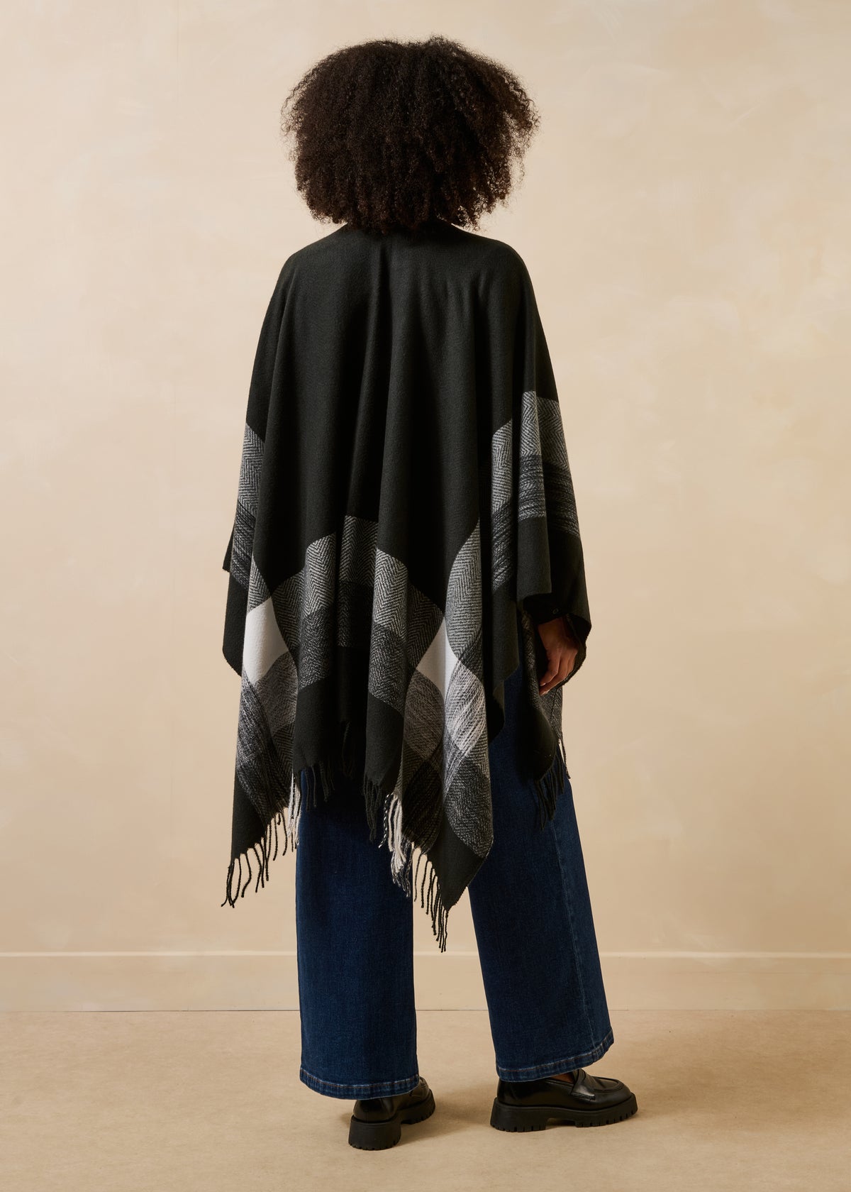 Poncho negro - Gropan