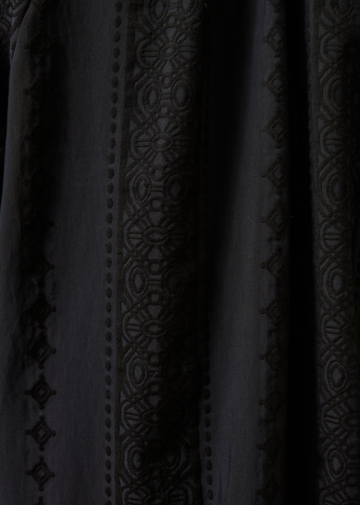 Schwarze Hemdbluse mit langen Ärmeln, Rundhalsausschnitt und Jacquardmuster