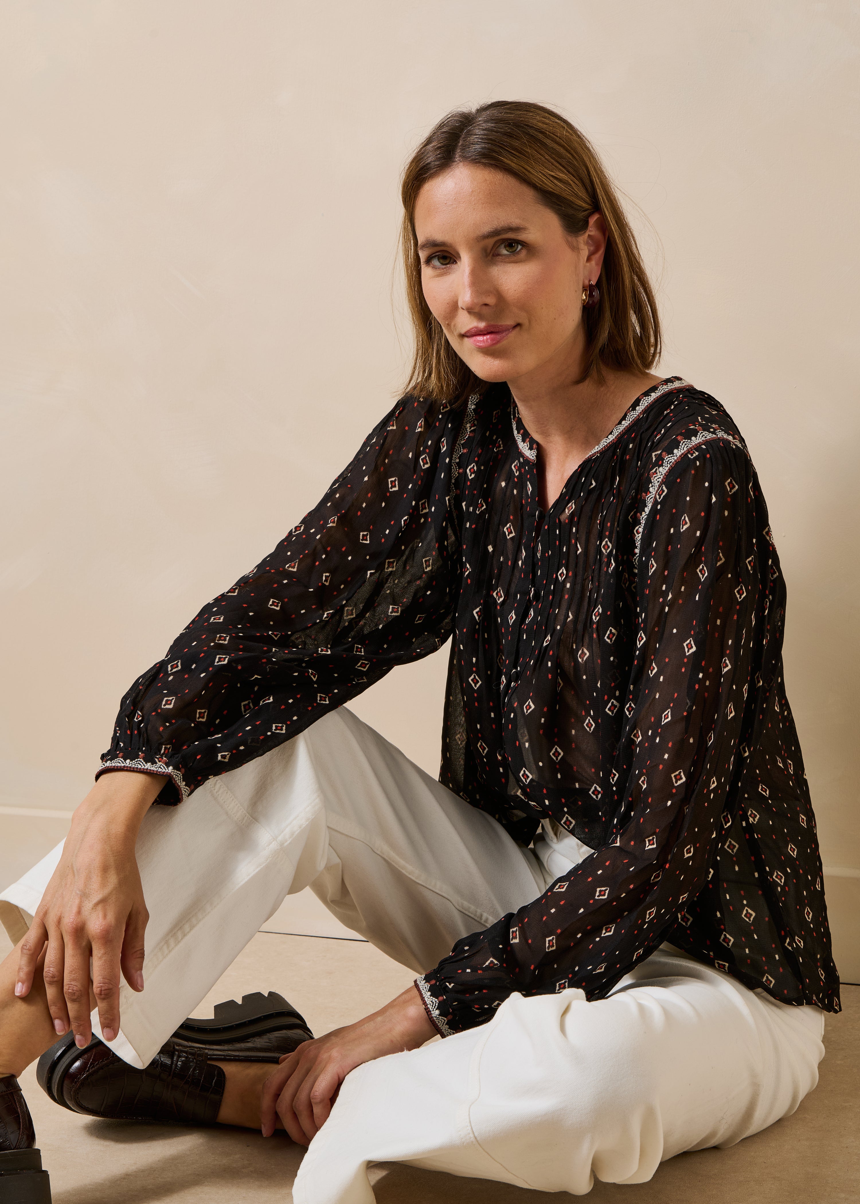 Schwarze Bluse mit langen Ärmeln und Print