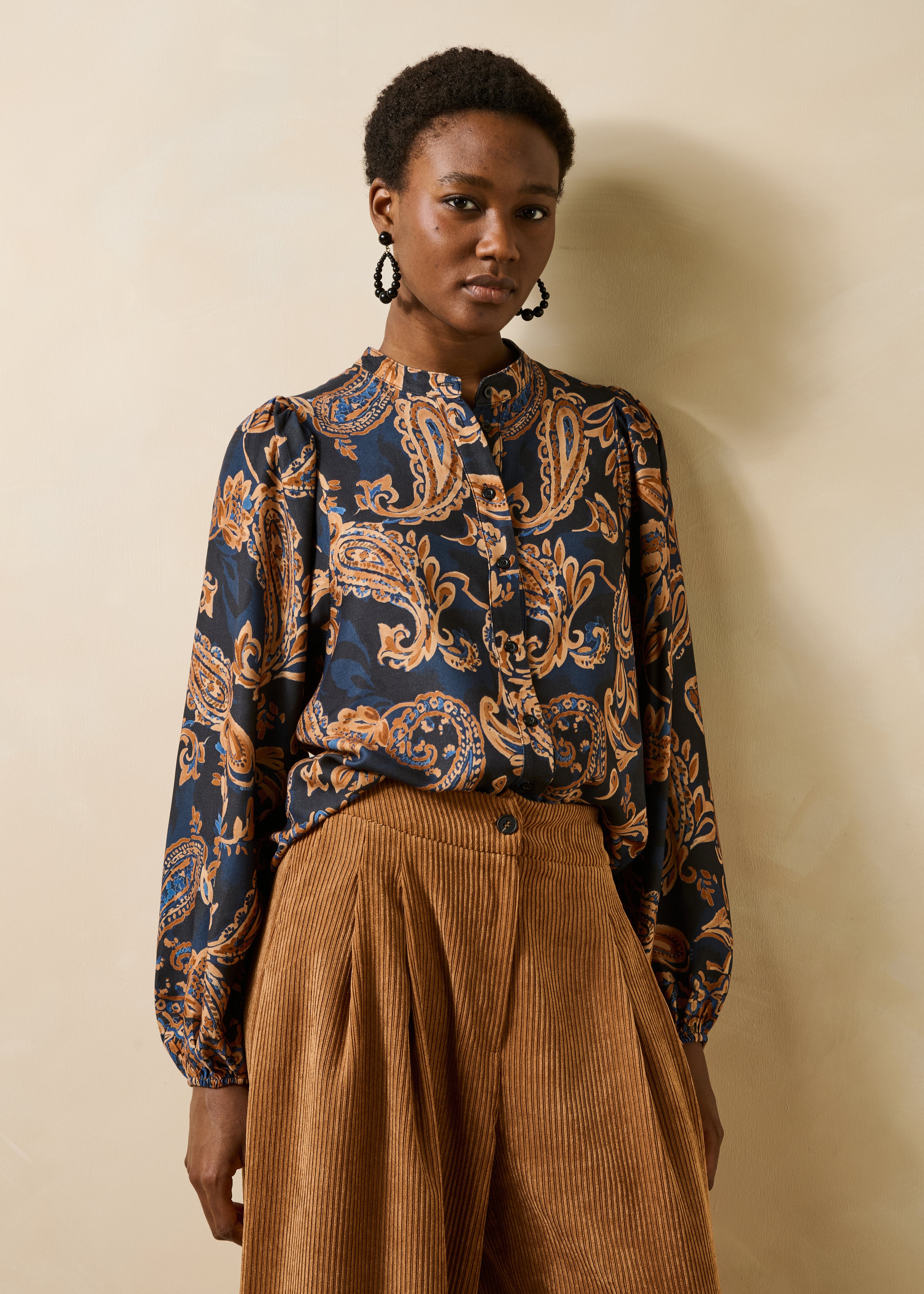 Camicia blu e cammello con stampa e maniche lunghe