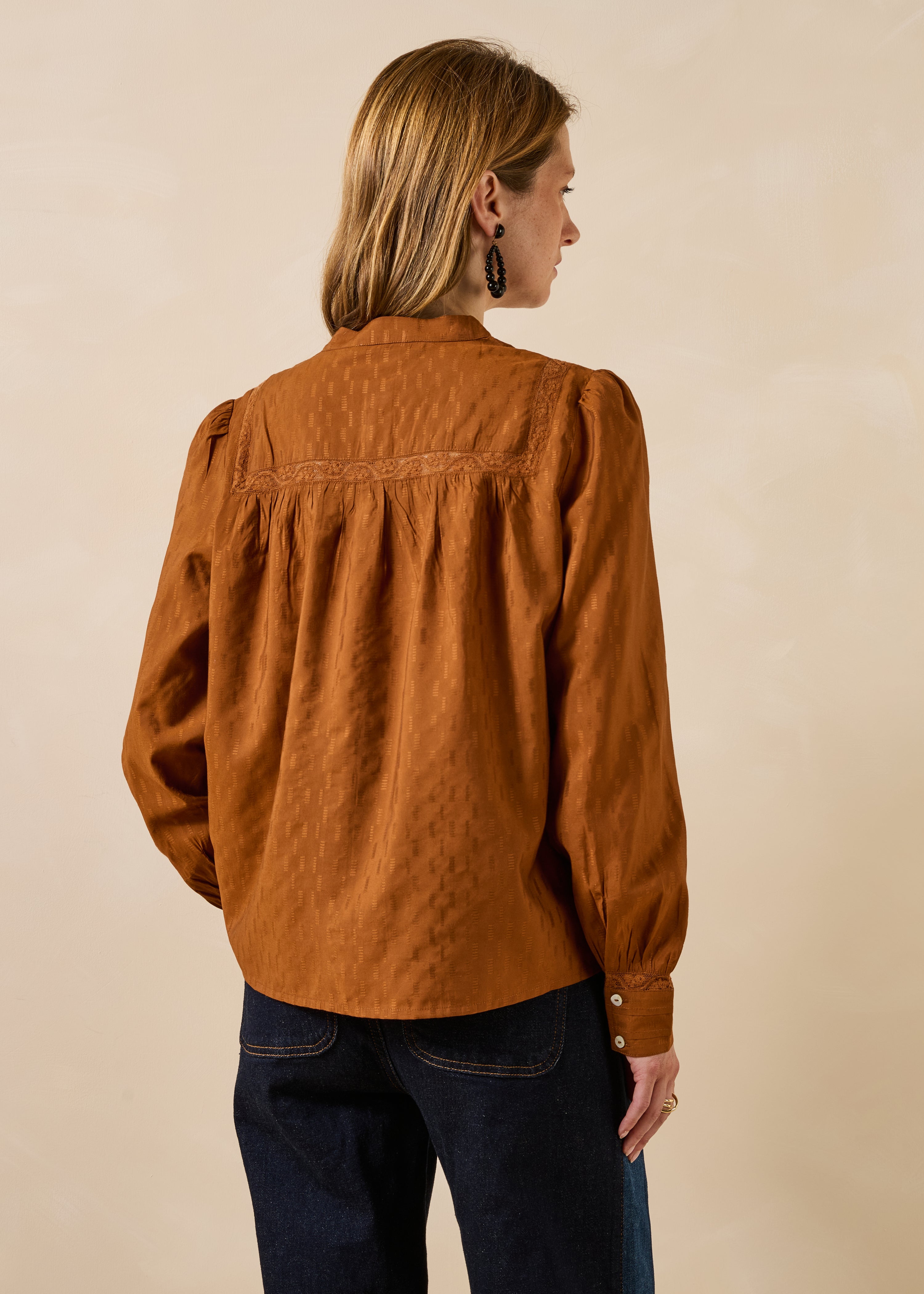 Cognacfarbene Jacquard-Bluse mit langen Ärmeln