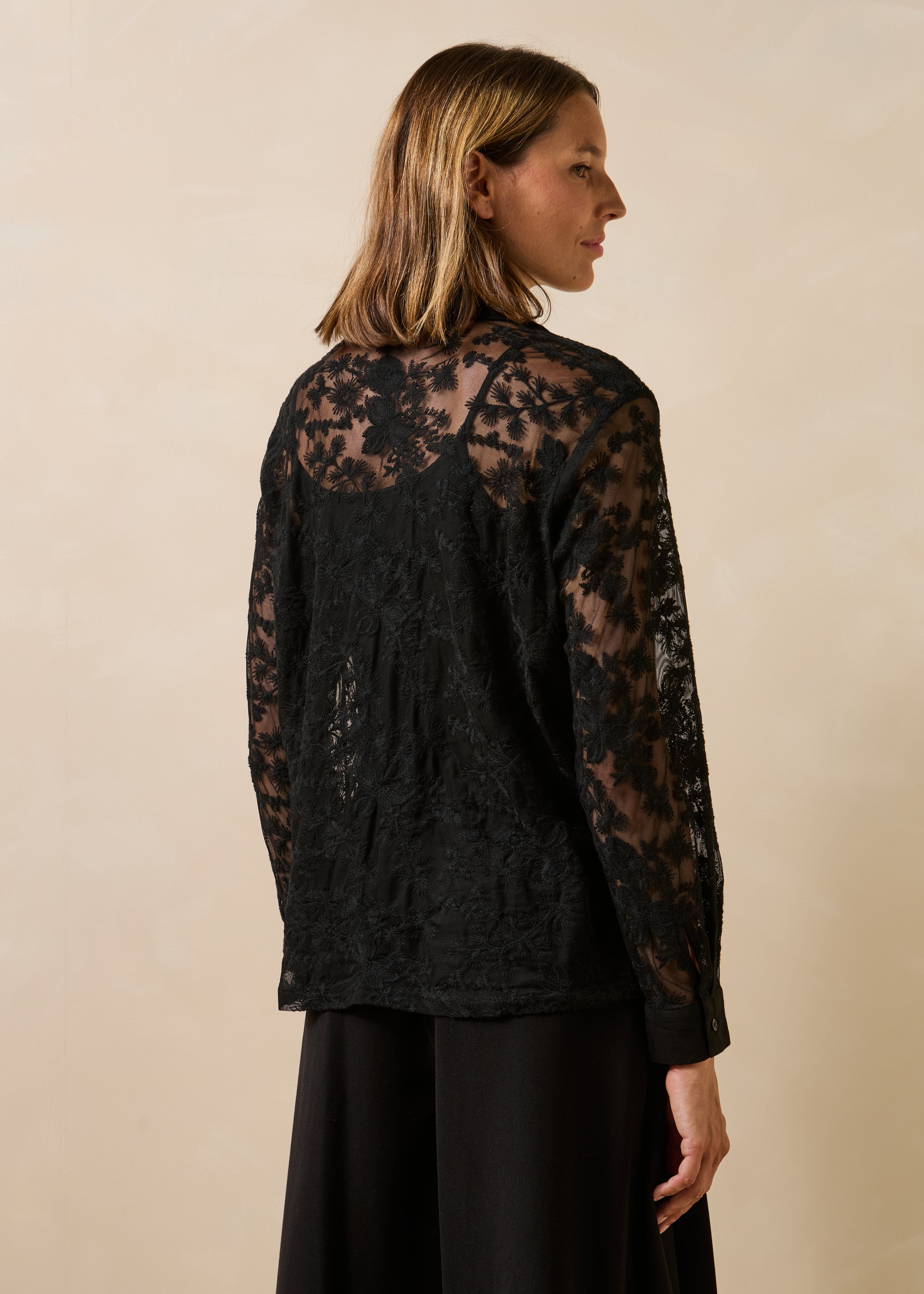 Schwarze Bluse mit langen Ärmeln und Spitze