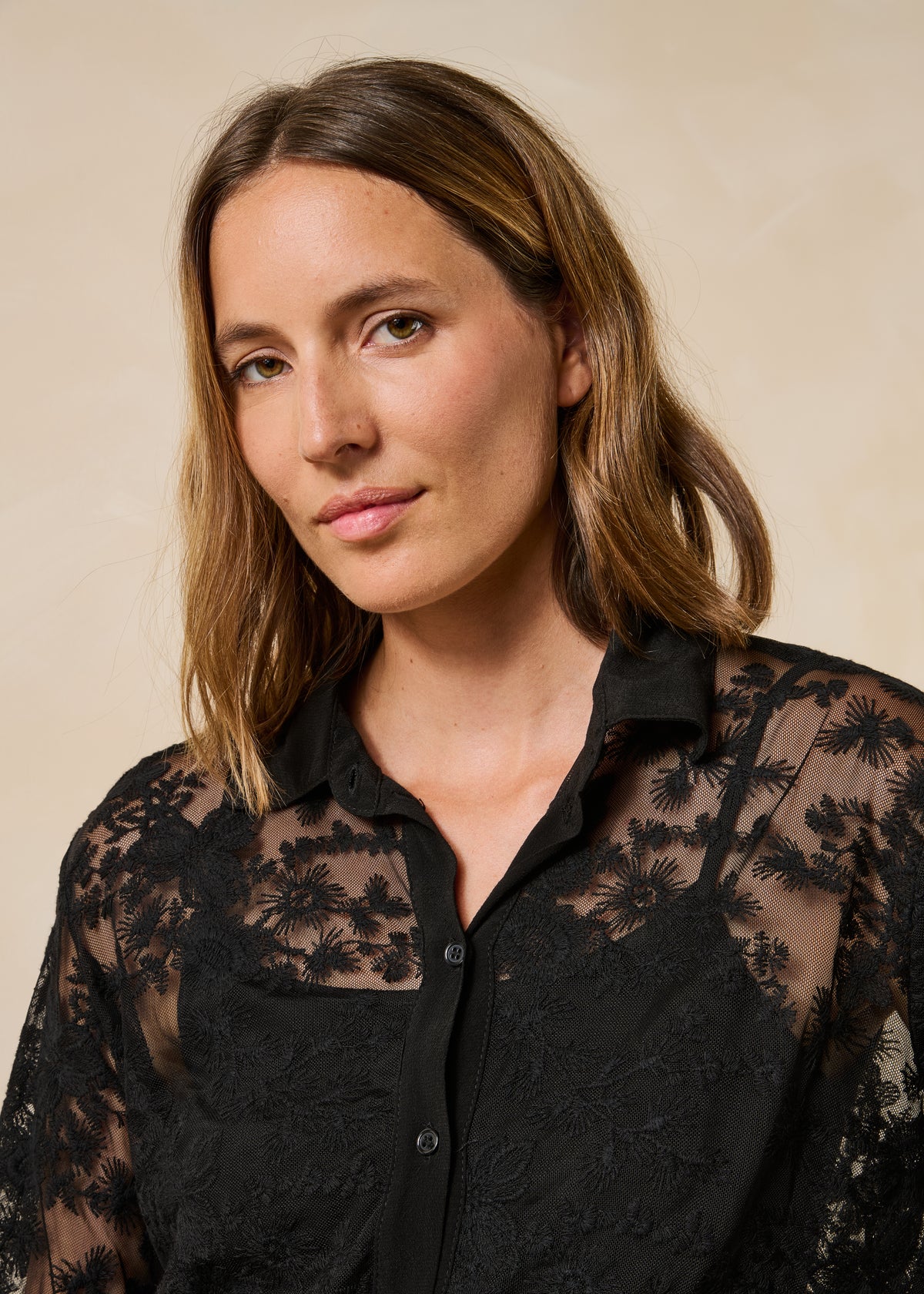 Schwarze Bluse mit langen Ärmeln und Spitze