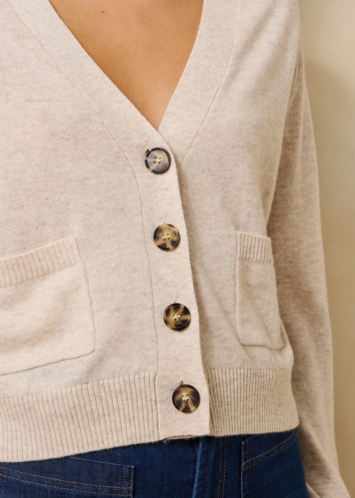 Beiger Langarm-Strickjacke aus Wolle und Kaschmir mit V-Ausschnitt