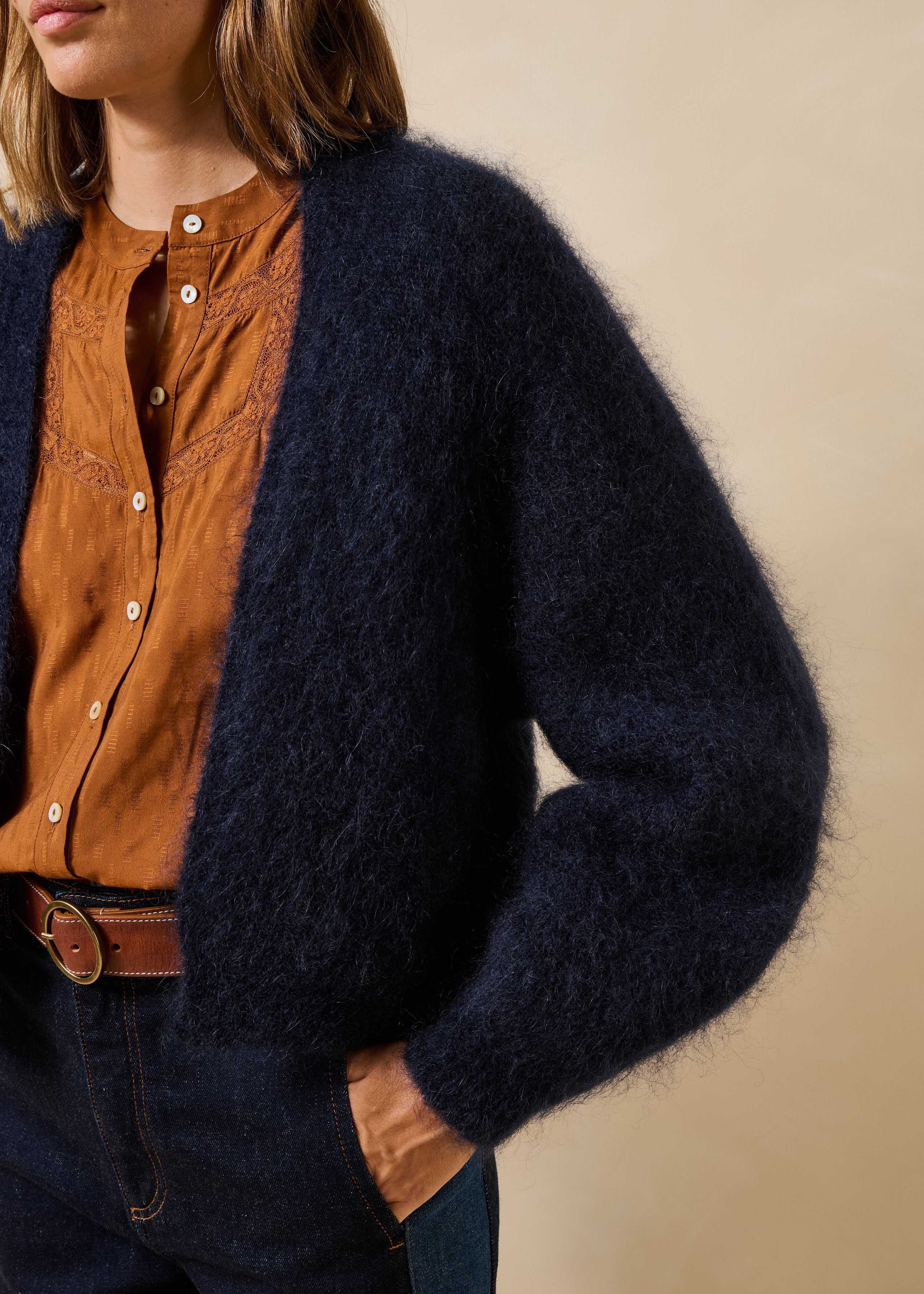 Marineblauer Mohair-Pullover mit langen Ärmeln
