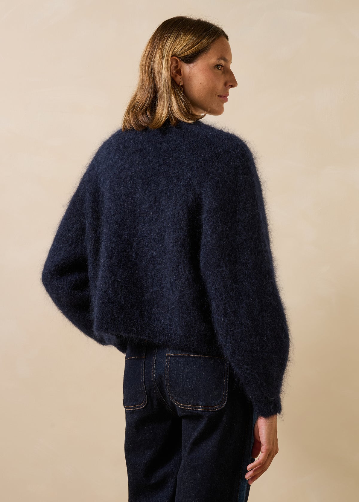 Marineblauer Mohair-Pullover mit langen Ärmeln