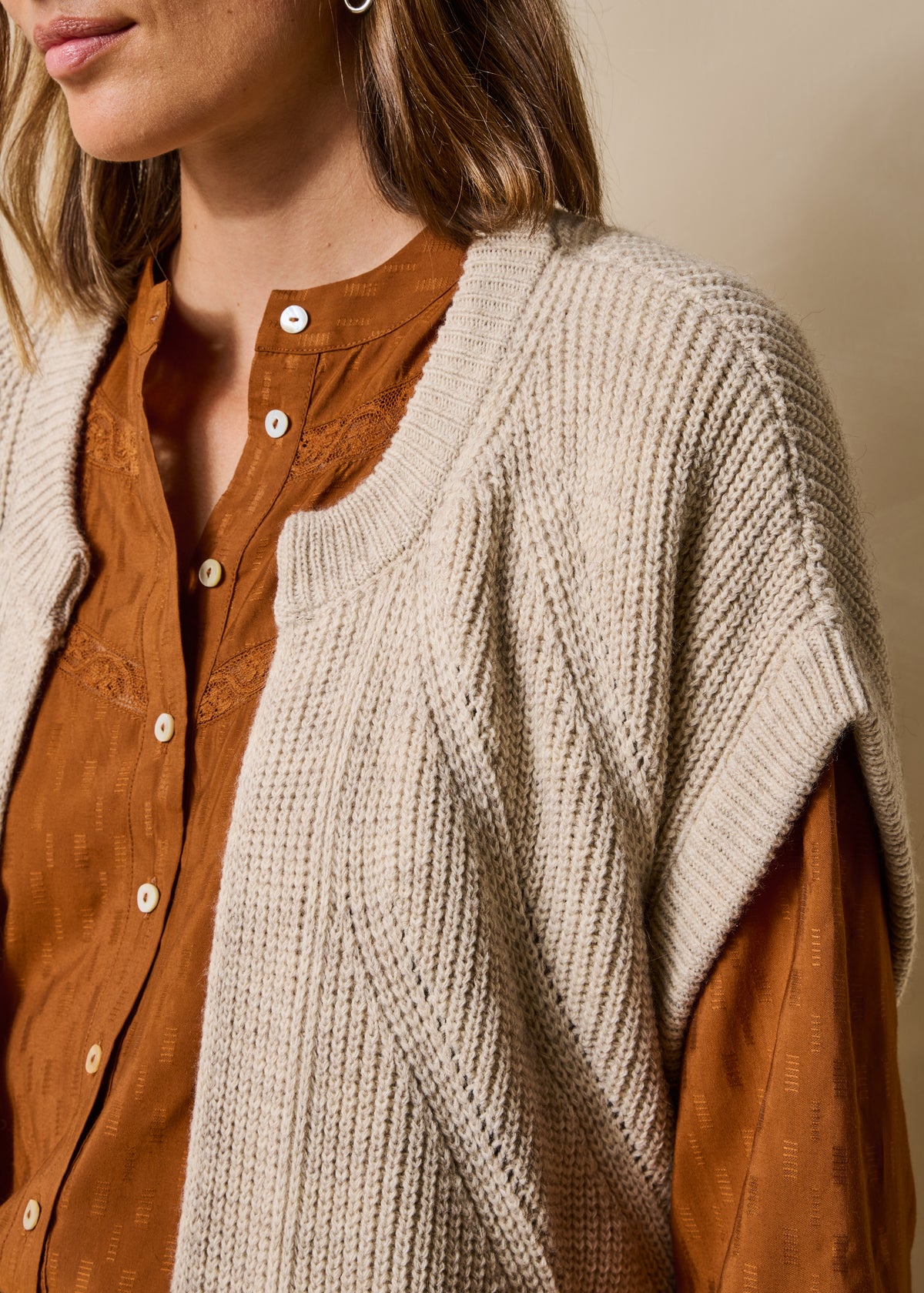 Beiger Kurzarmstrickjacke mit Rundhalsausschnitt