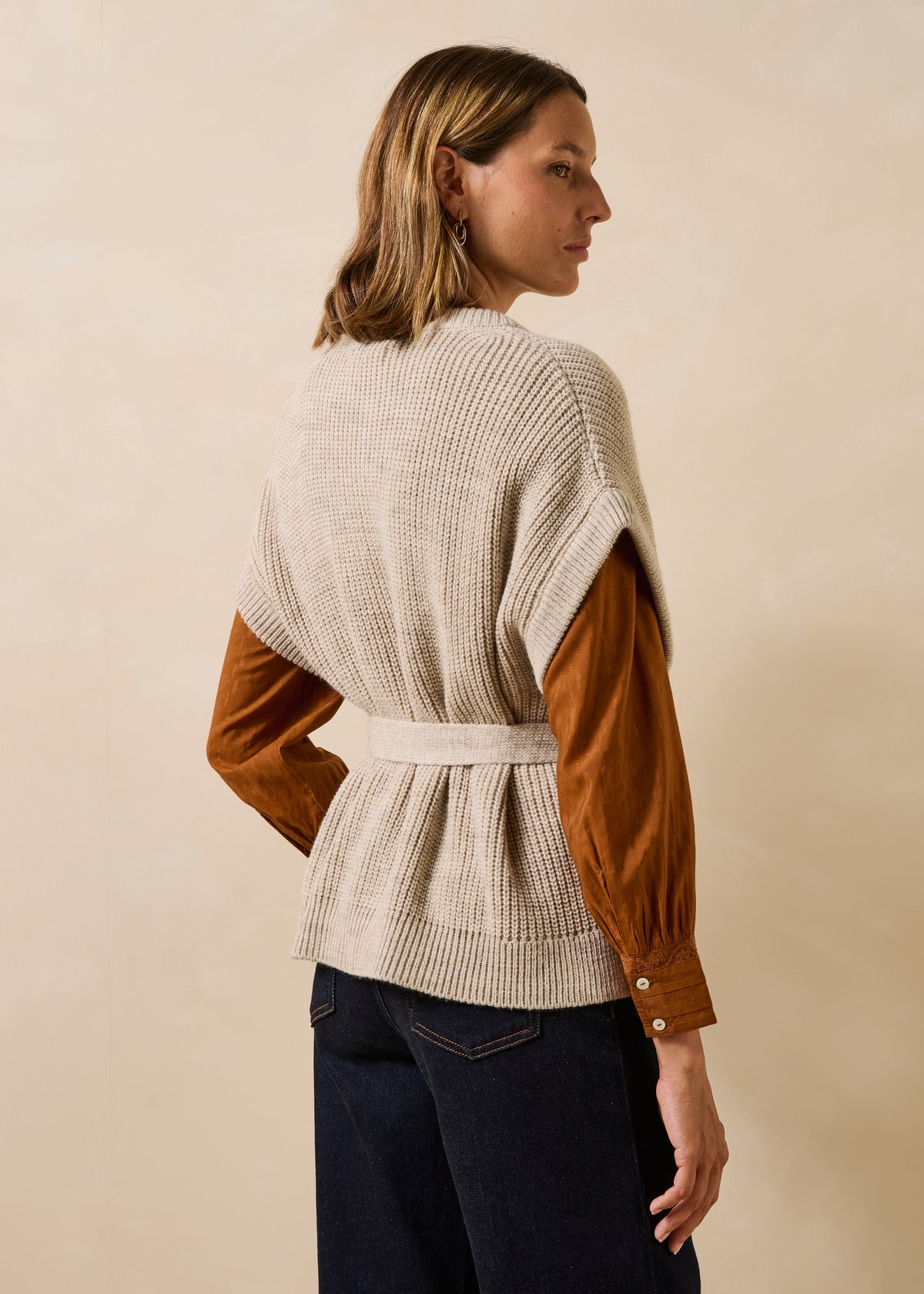 Beiger Kurzarmstrickjacke mit Rundhalsausschnitt