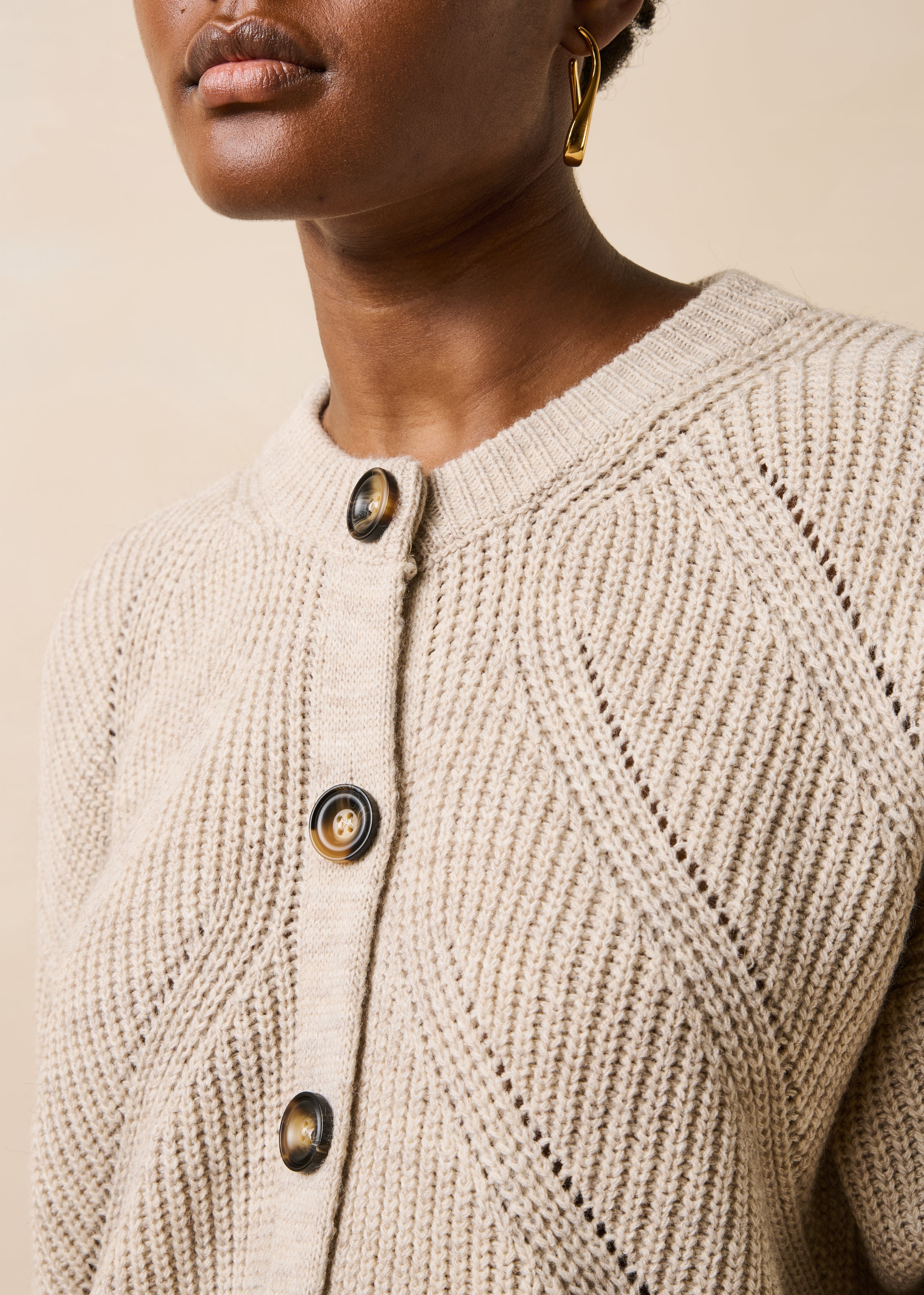 Chaleco beige de manga larga con cuello redondo