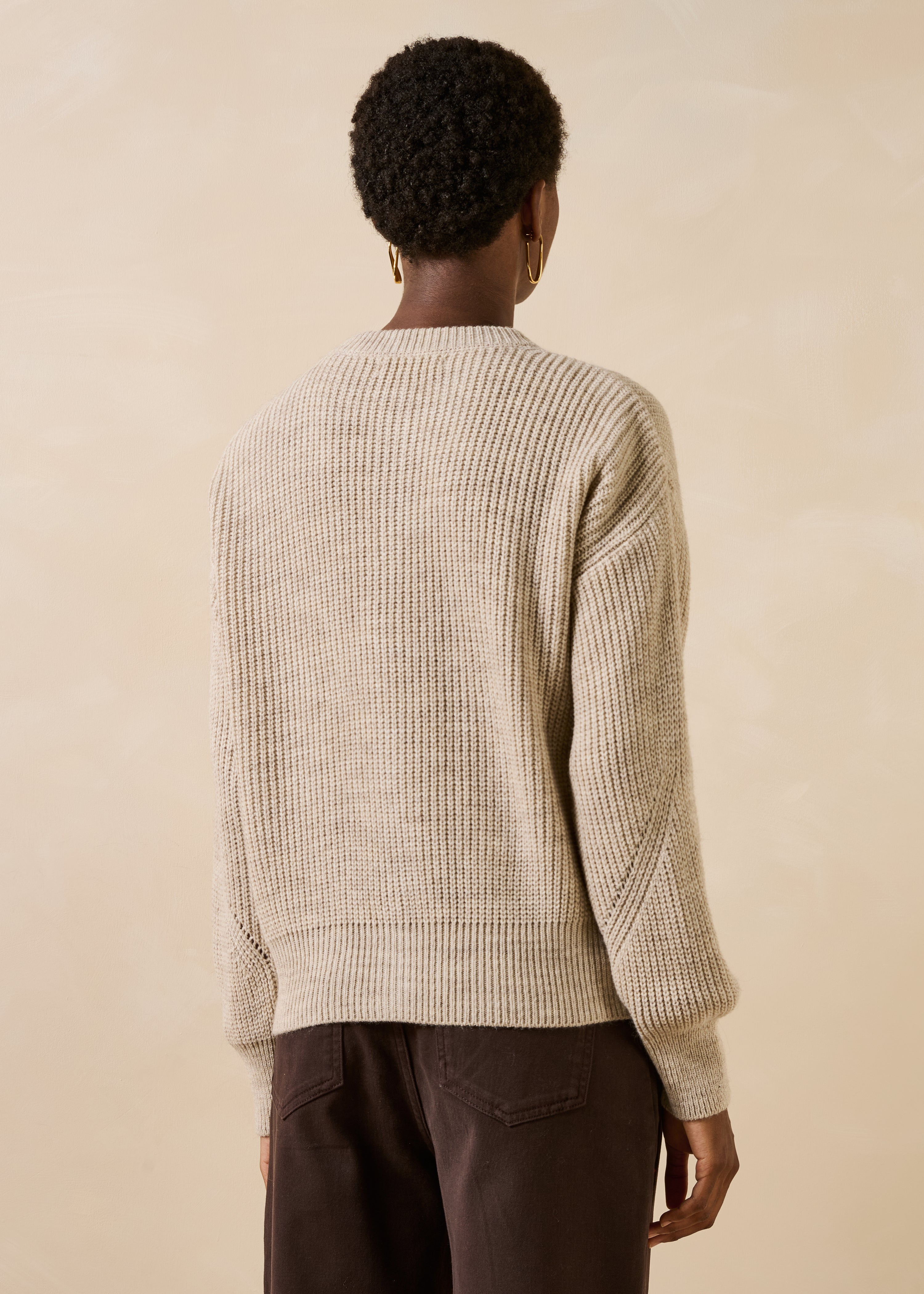 Chaleco beige de manga larga con cuello redondo
