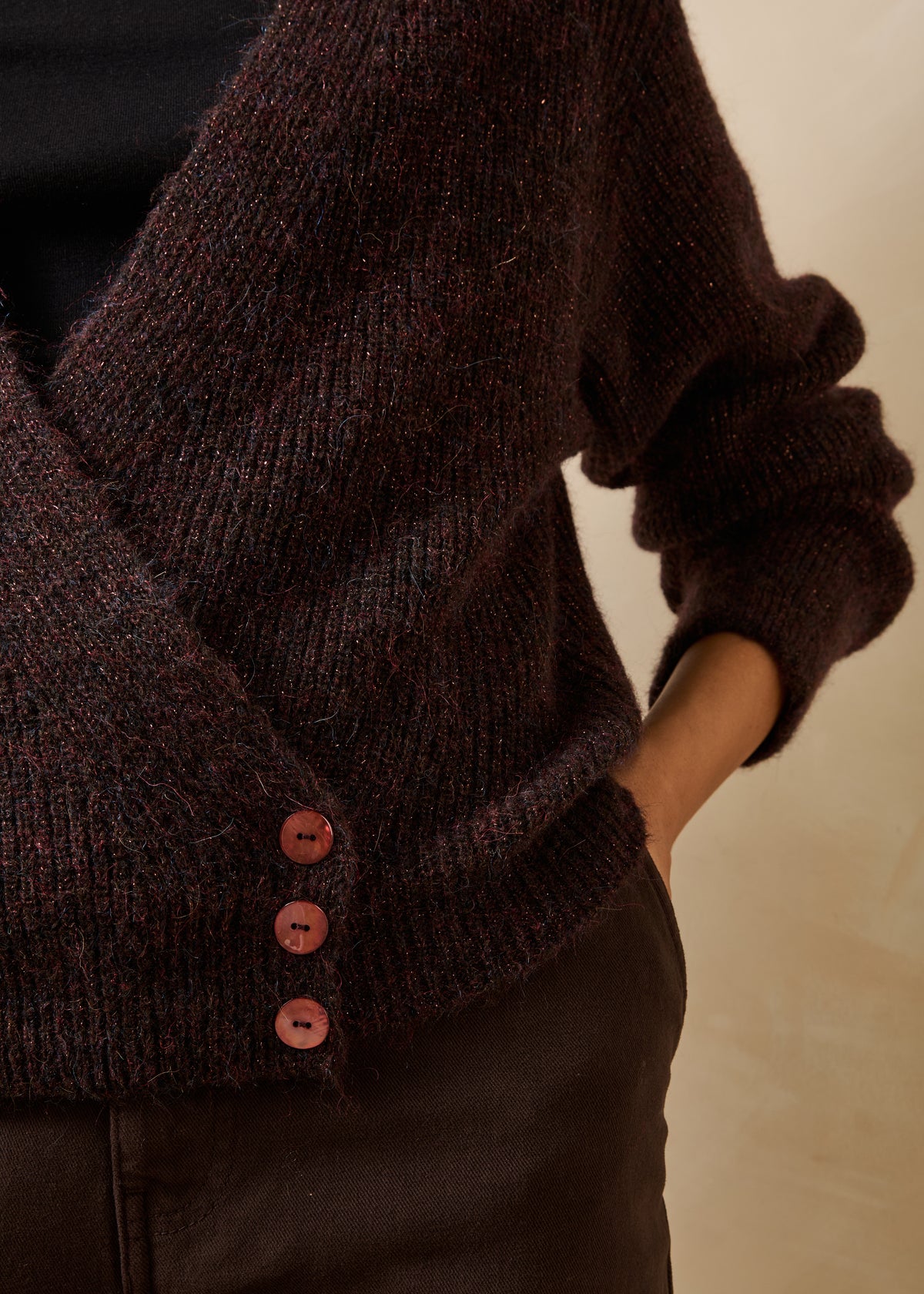 Asymmetrische braune Strickjacke mit langen Ärmeln und V-Ausschnitt