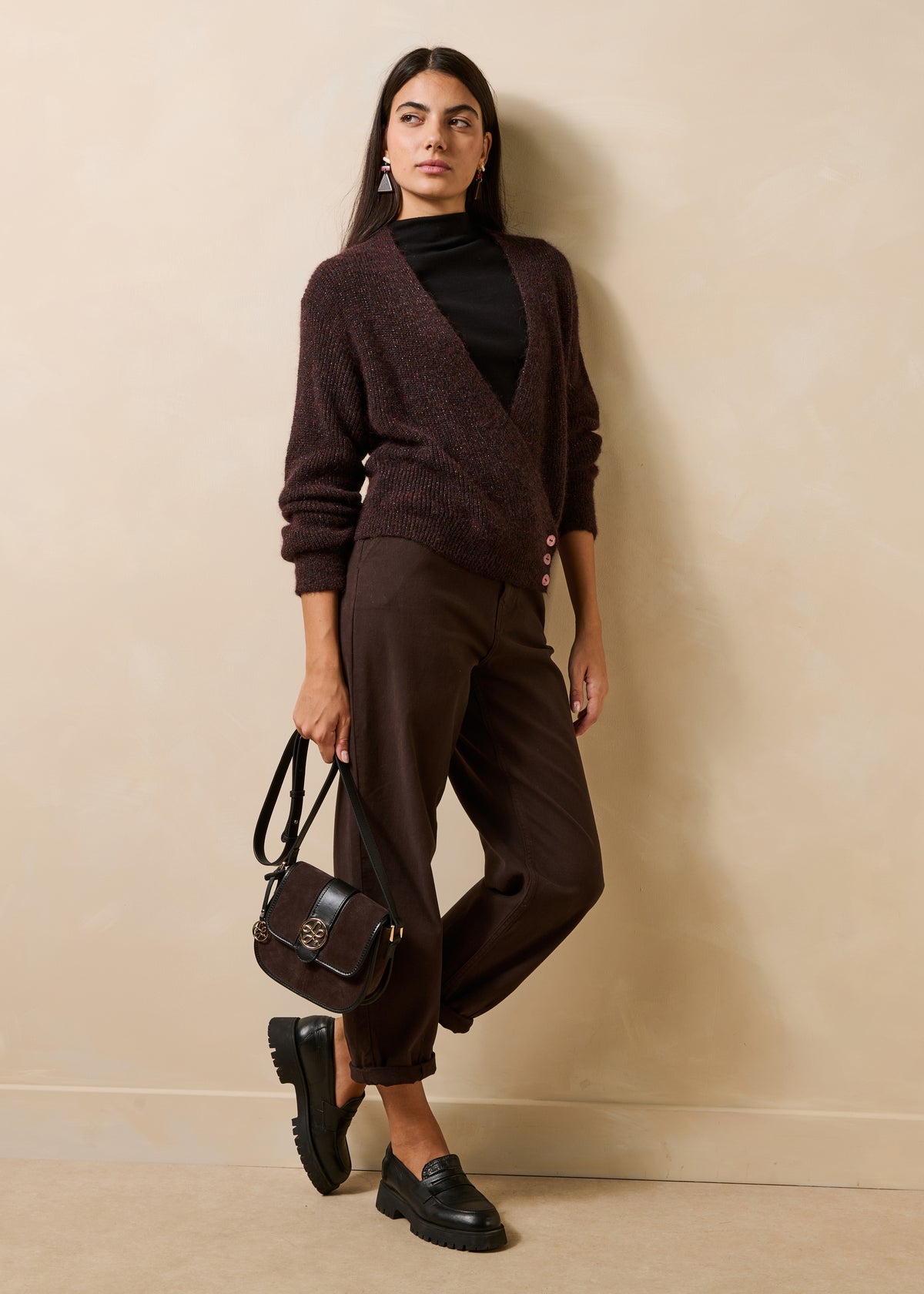 Asymmetrische braune Strickjacke mit langen Ärmeln und V-Ausschnitt