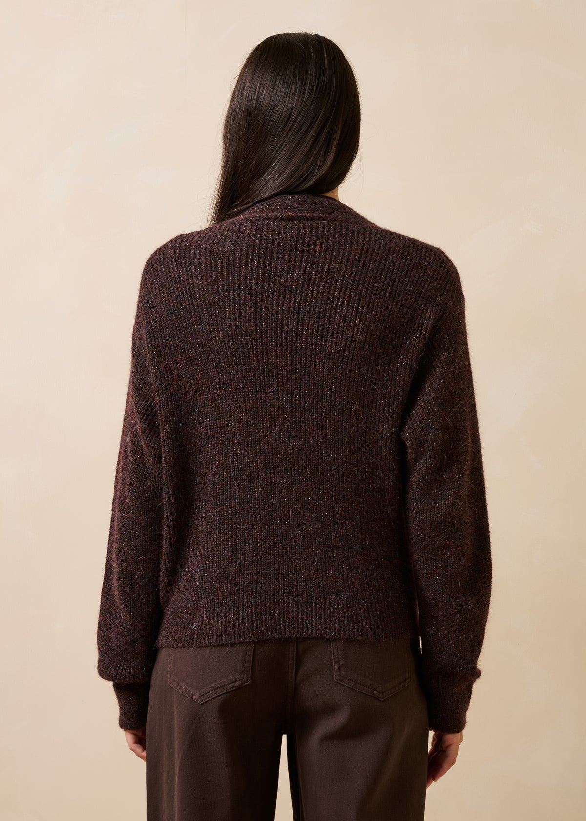 Asymmetrische braune Strickjacke mit langen Ärmeln und V-Ausschnitt