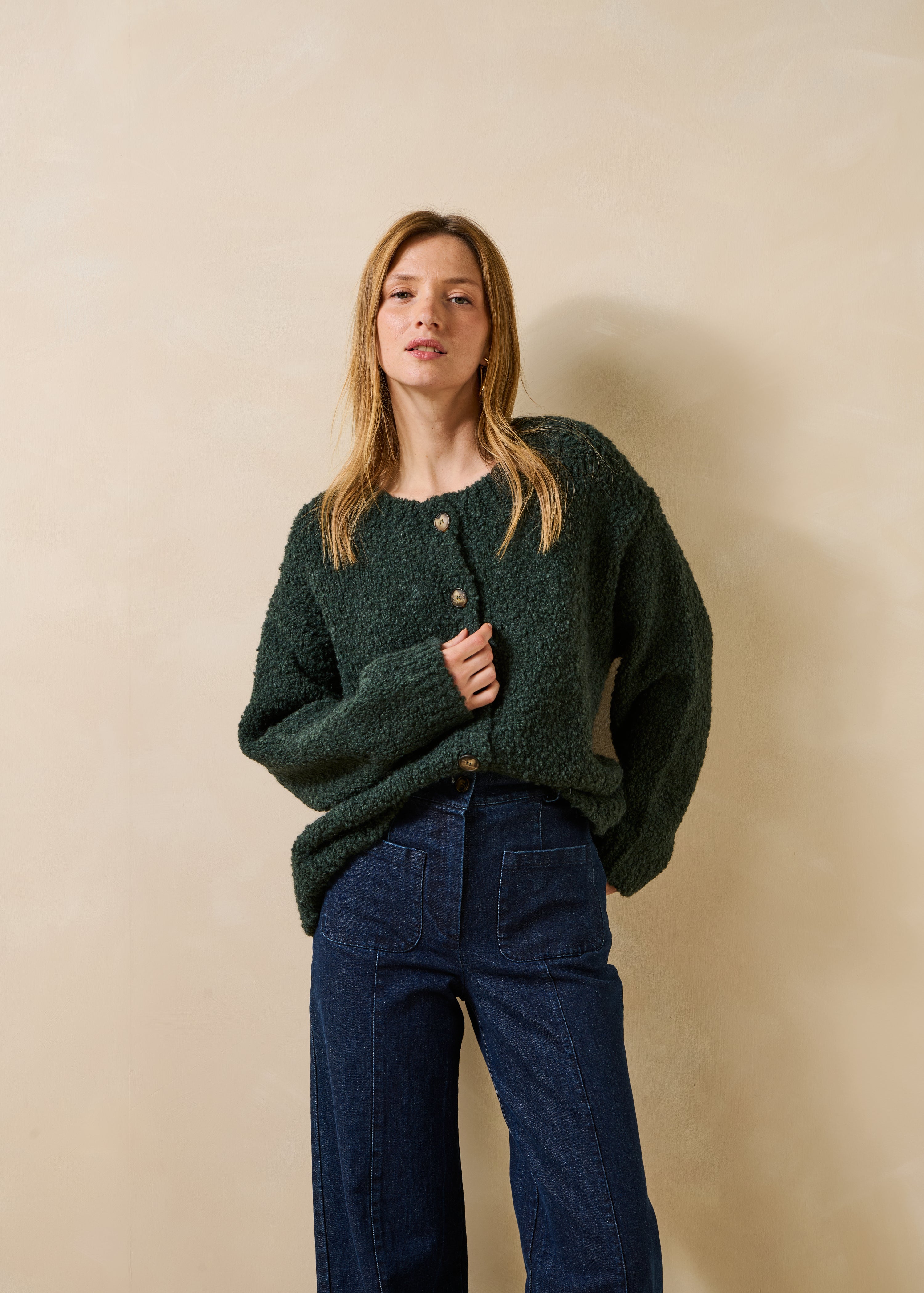 Groen fleskleurig vest van boucletricot met ronde hals
