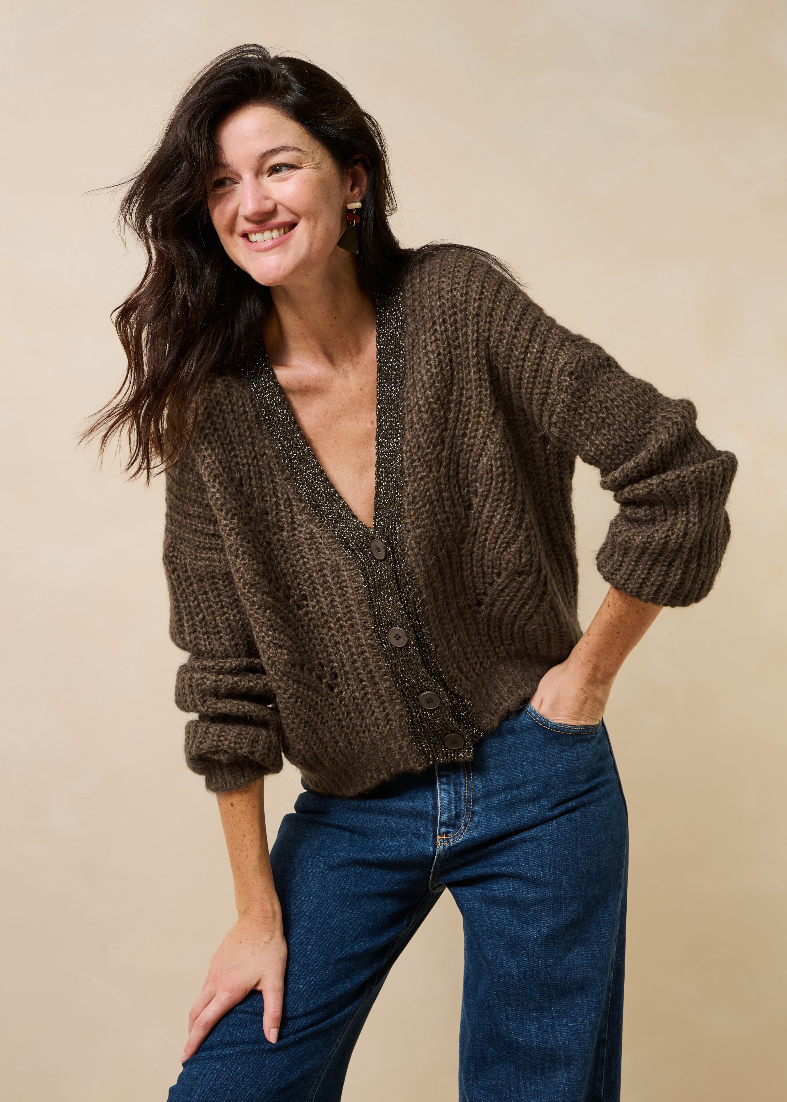 Weit geschnittener khakifarbener Pullover mit langen Ärmeln, V-Ausschnitt und irisierendem Detail
