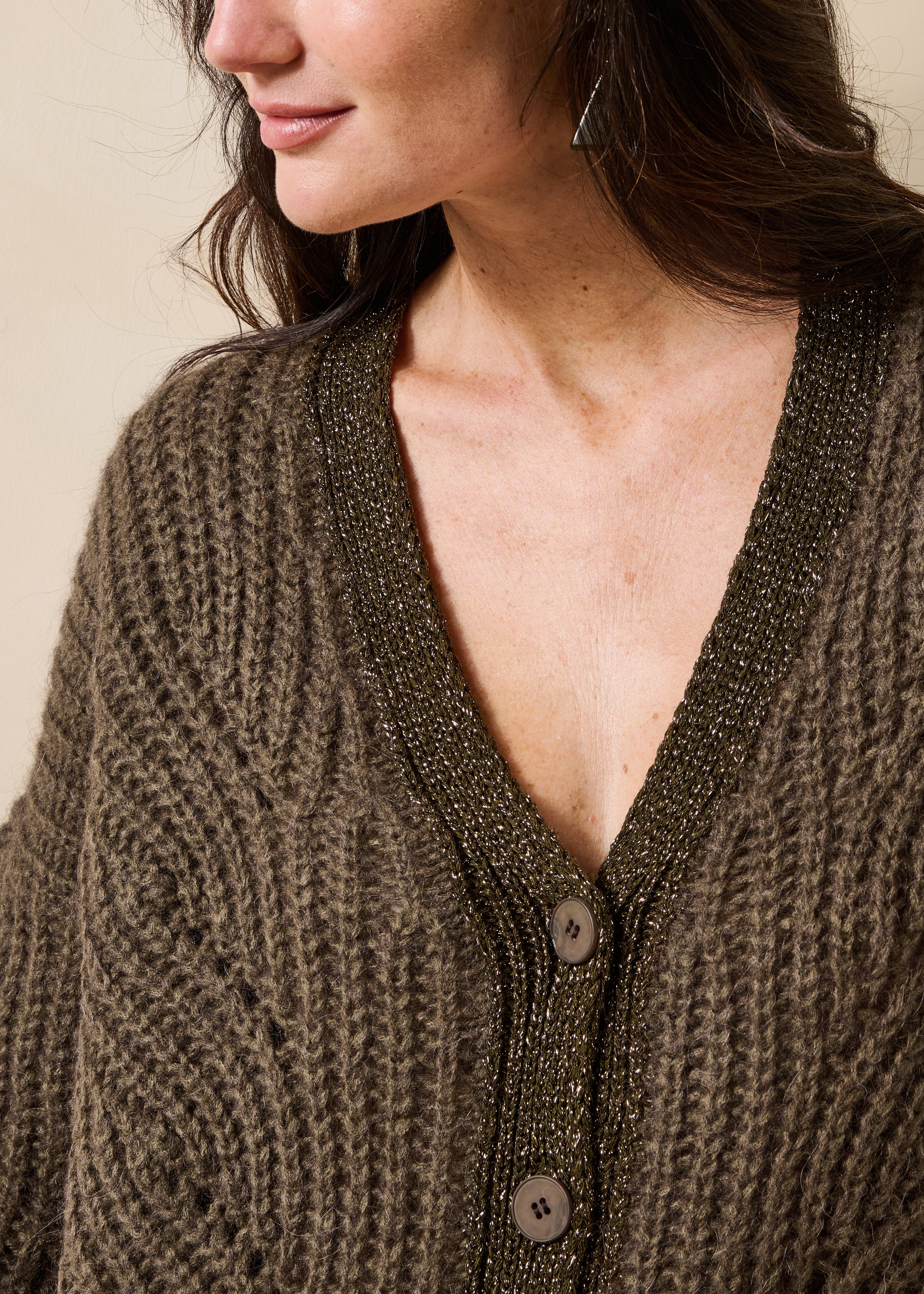 Weit geschnittener khakifarbener Pullover mit langen Ärmeln, V-Ausschnitt und irisierendem Detail