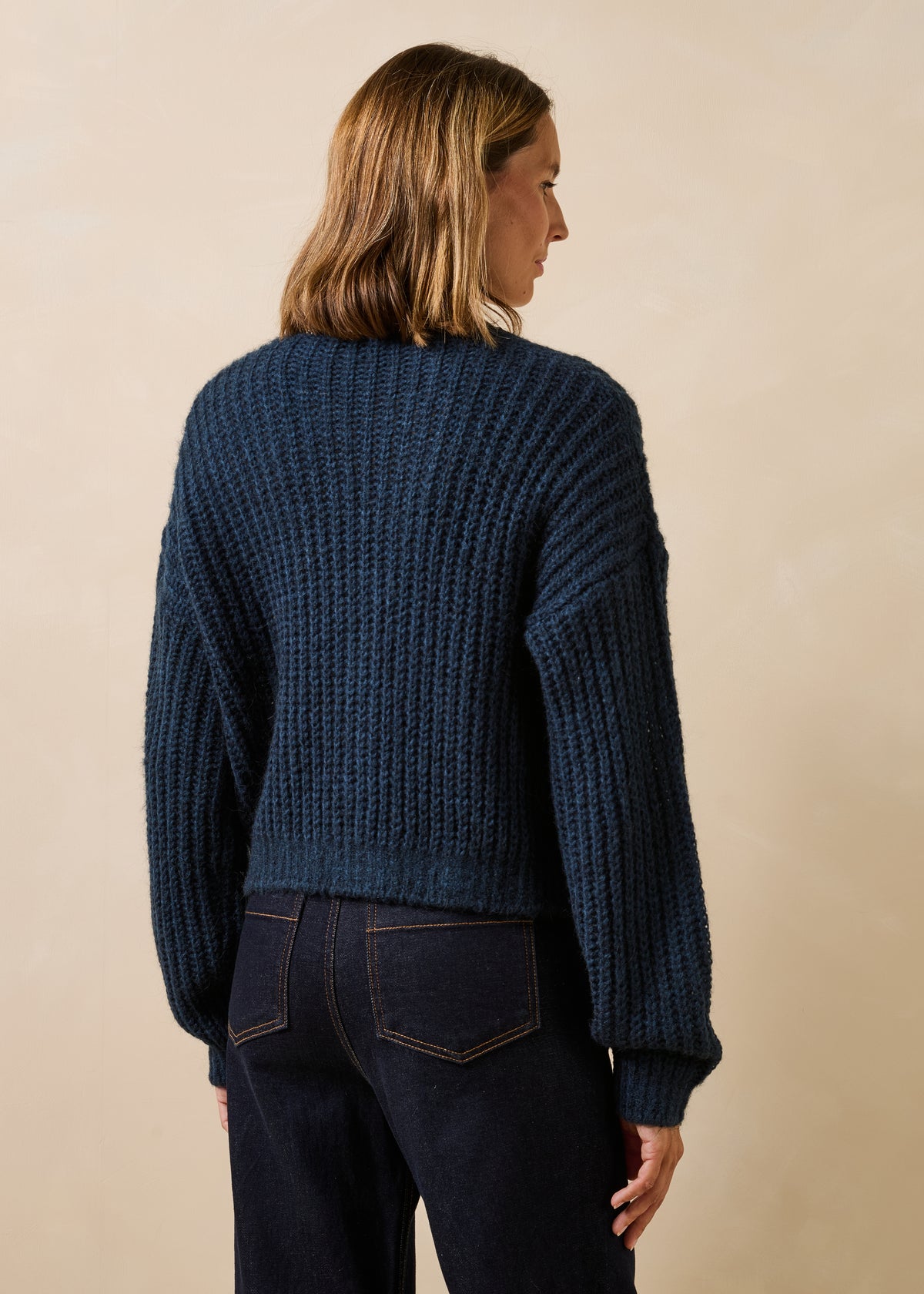 Weit geschnittener marineblauer Cardigan mit langen Ärmeln, V-Ausschnitt und irisierendem Detail