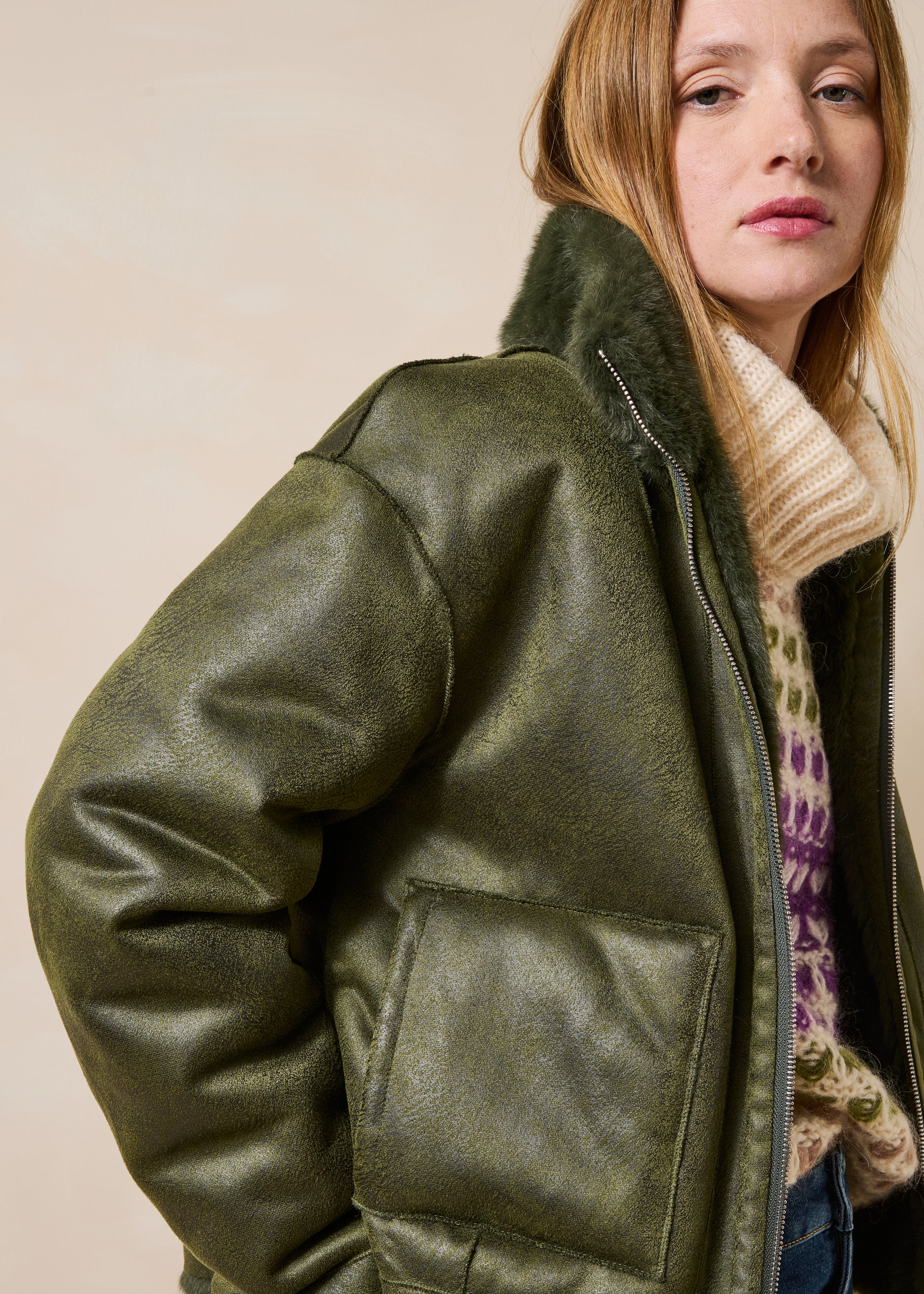 Chaqueta corta kaki reversible con cuello alto