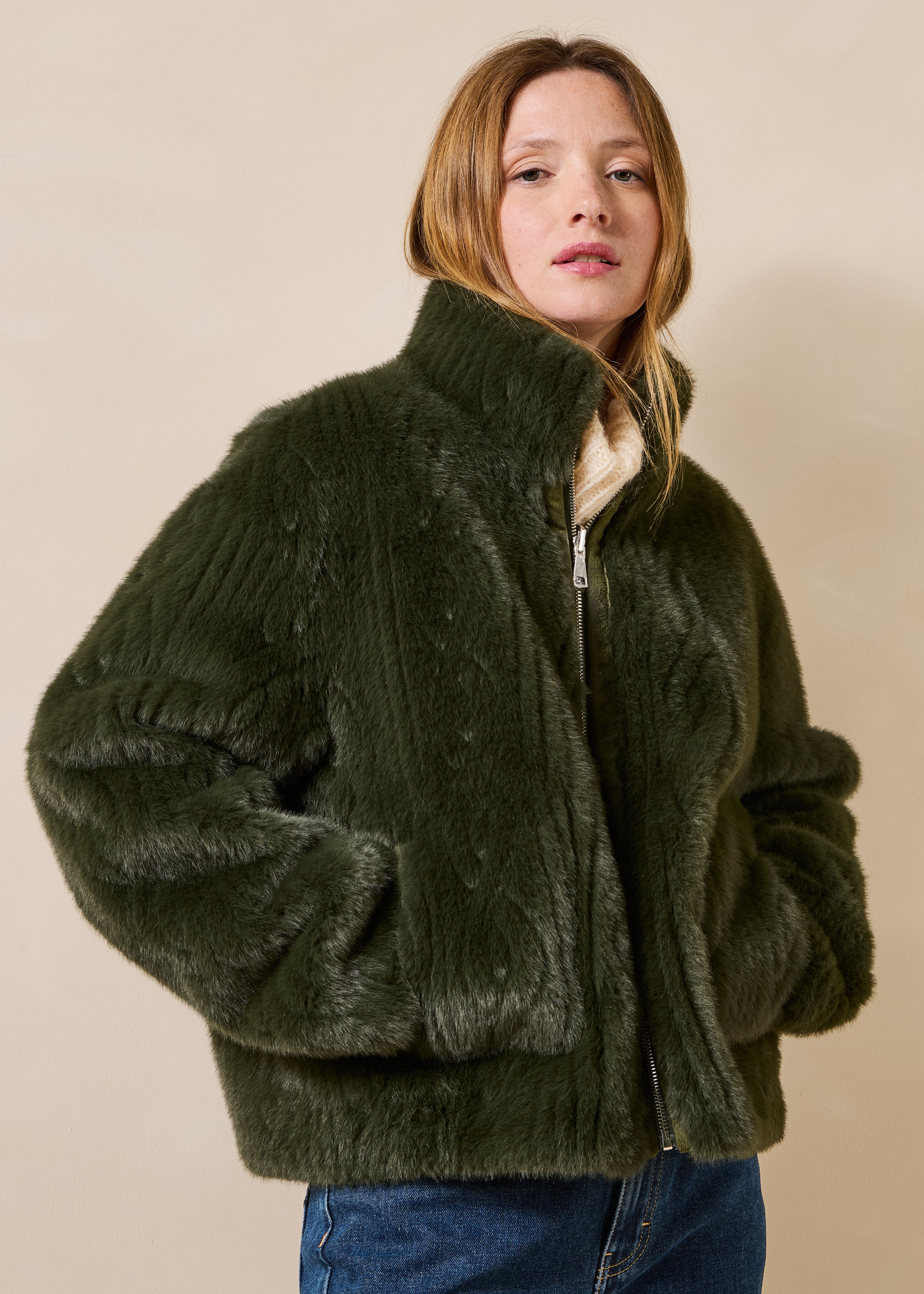 Chaqueta corta kaki reversible con cuello alto