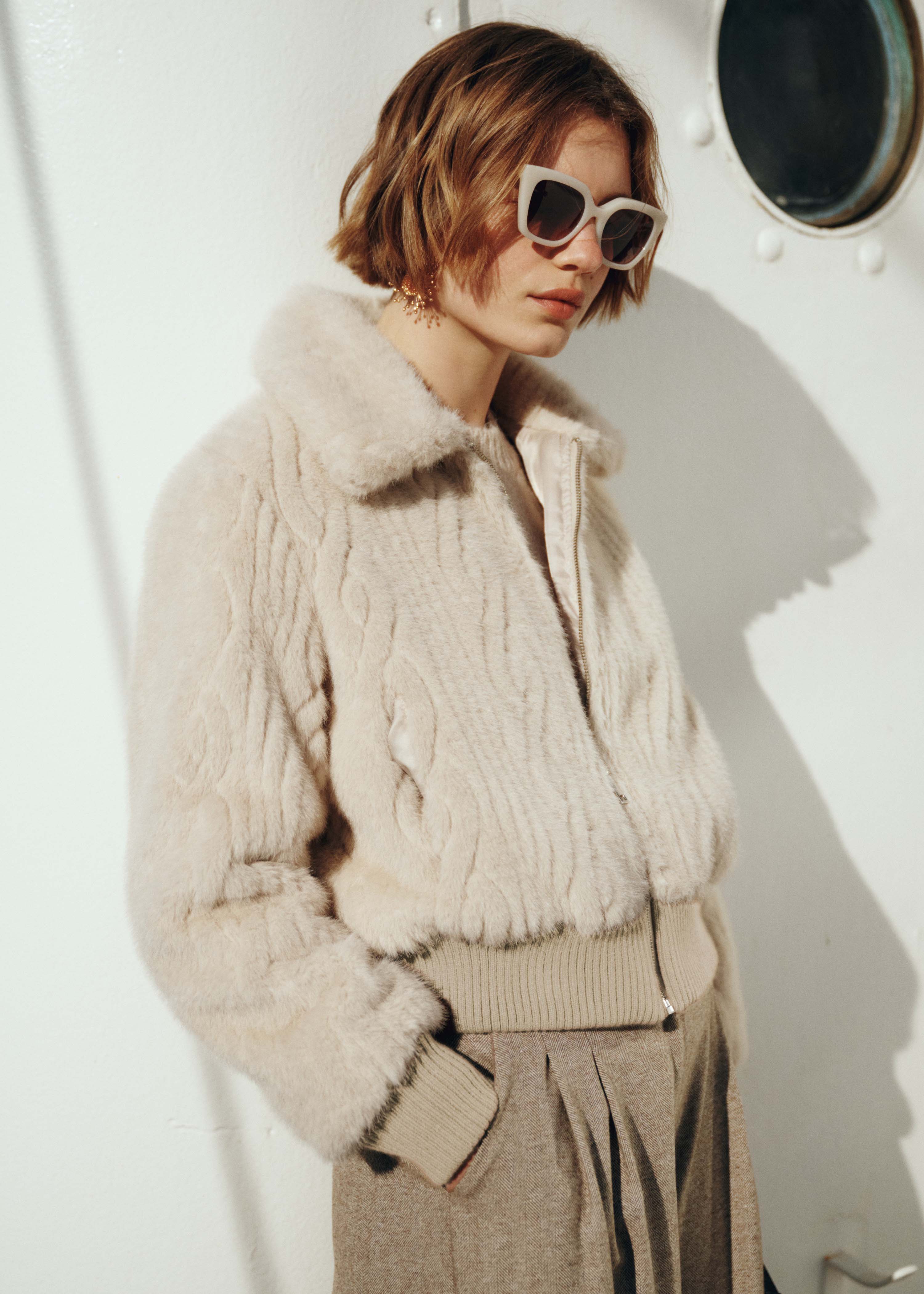 Short ecru coat with long sleeves in faux fur