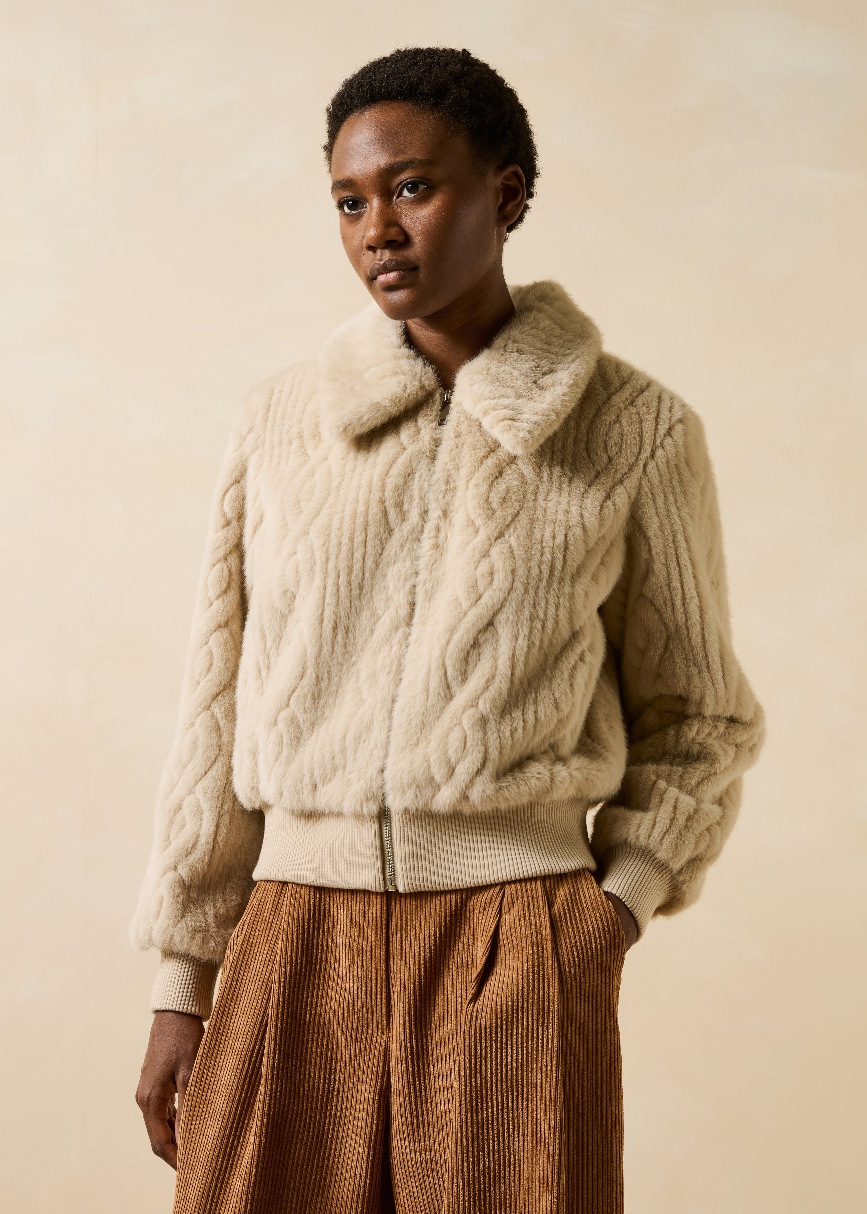 Short ecru coat with long sleeves in faux fur