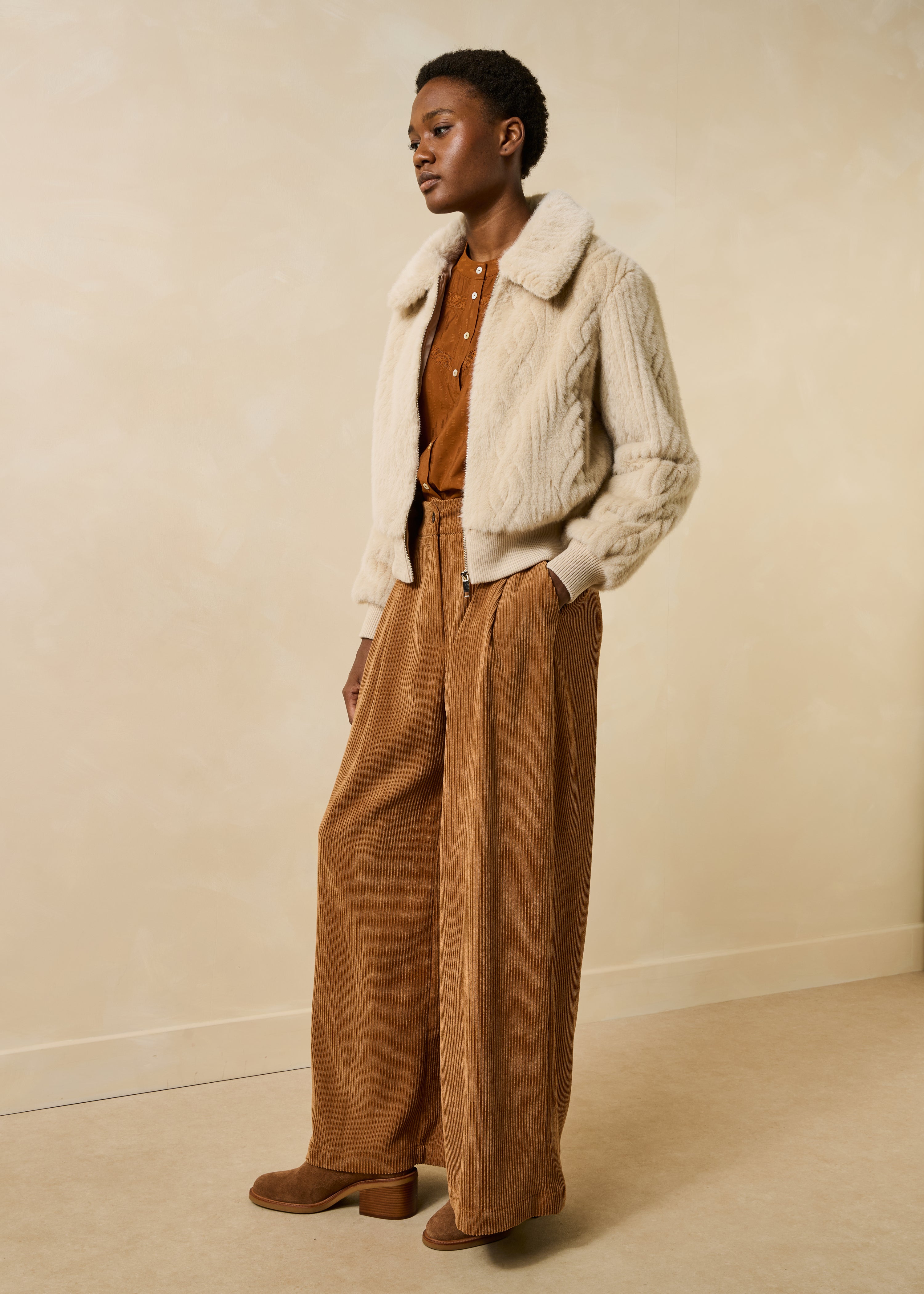 Short ecru coat with long sleeves in faux fur