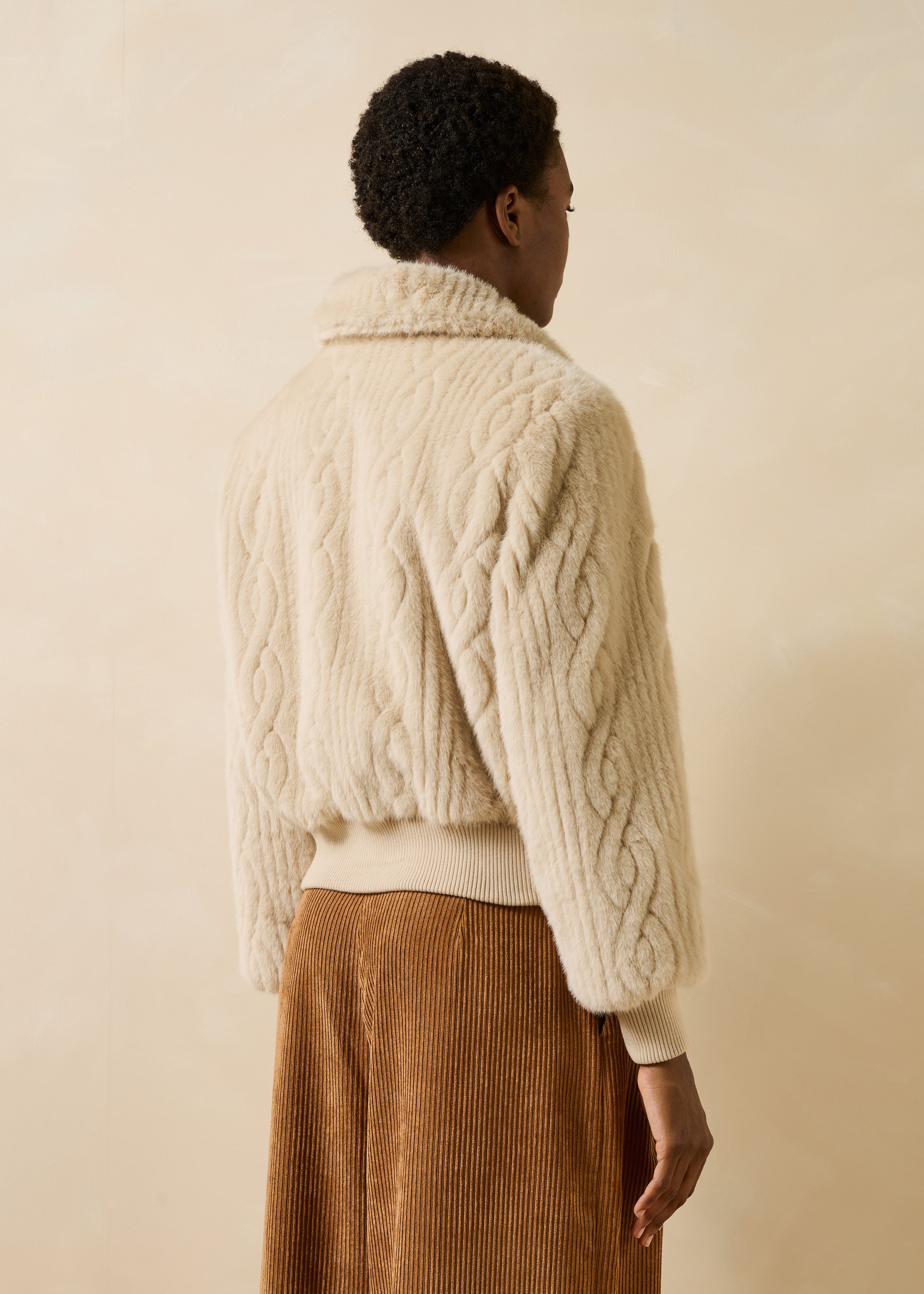 Short ecru coat with long sleeves in faux fur