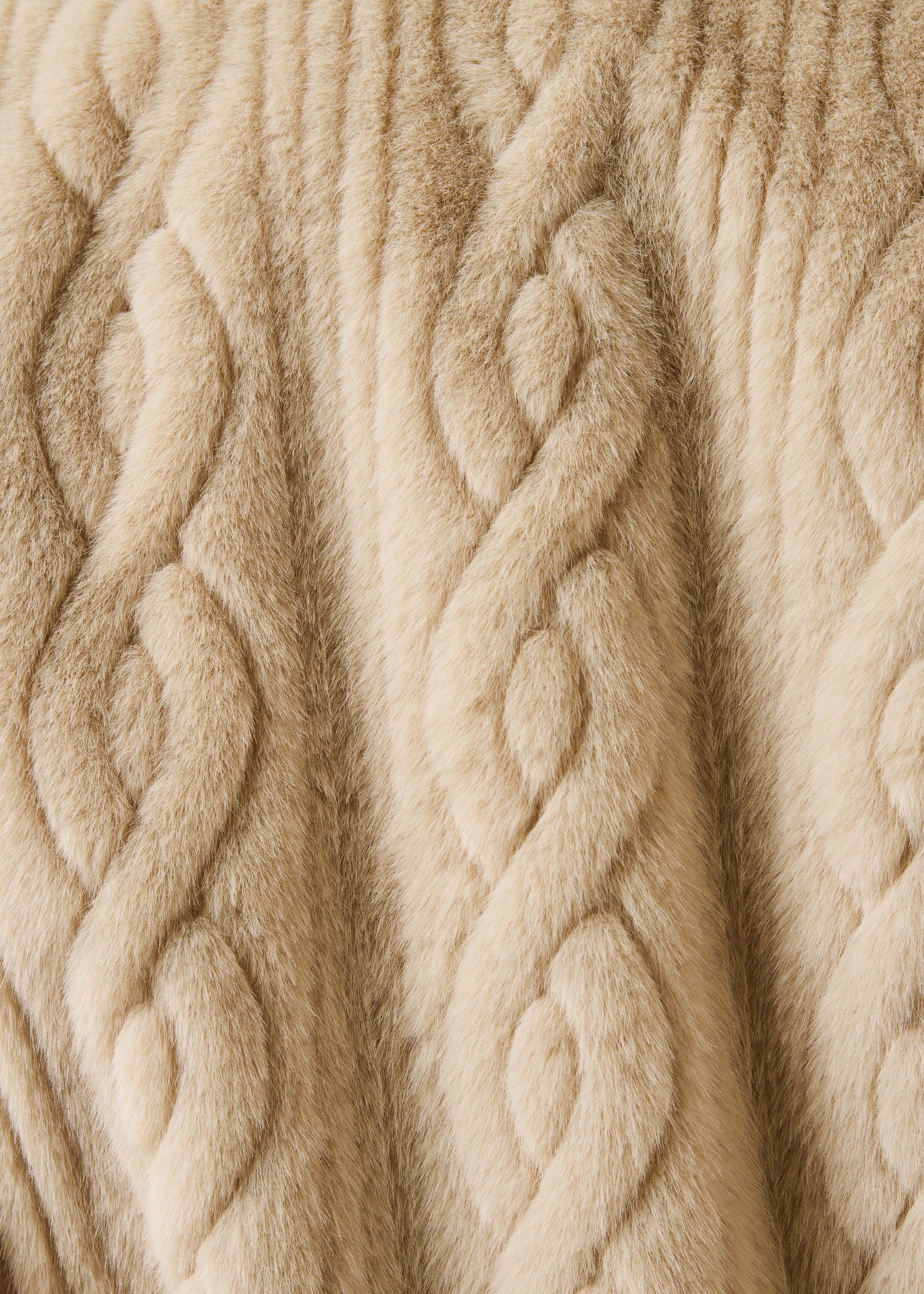 Short ecru coat with long sleeves in faux fur