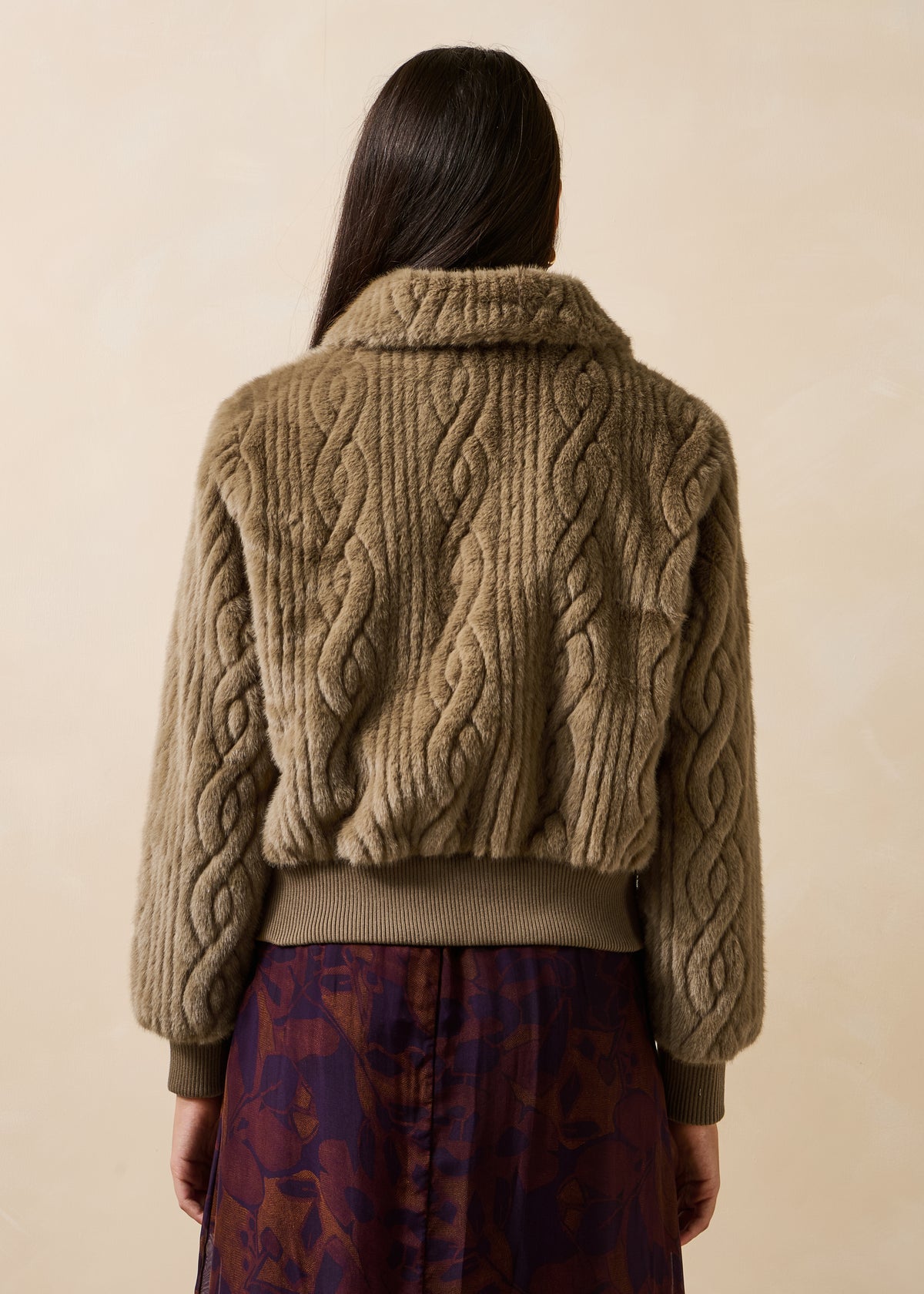 Short brown coat with long sleeves in faux fur