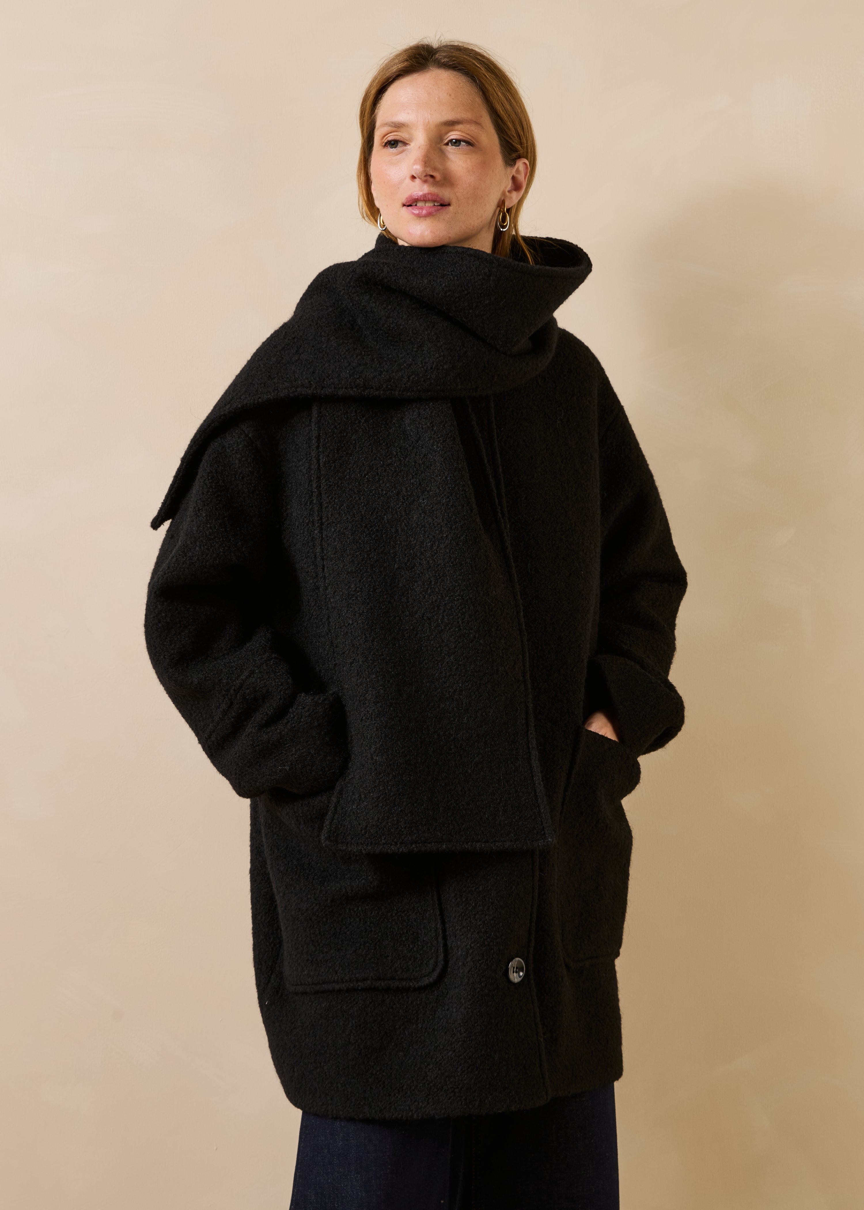 Manteau noir manches longues col montant