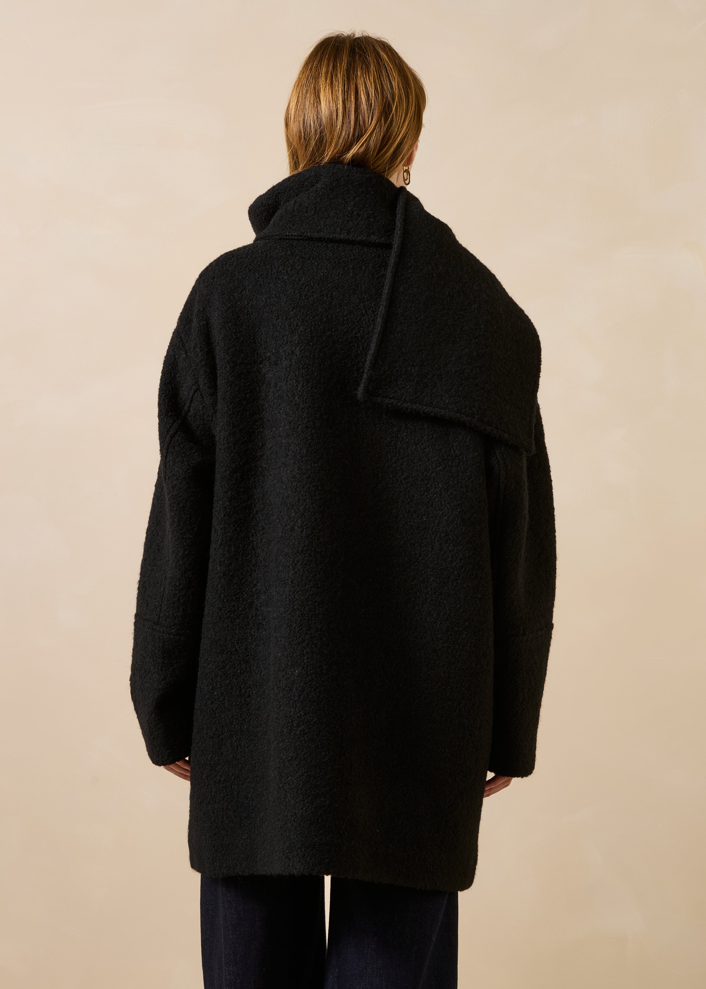 Manteau noir manches longues col montant