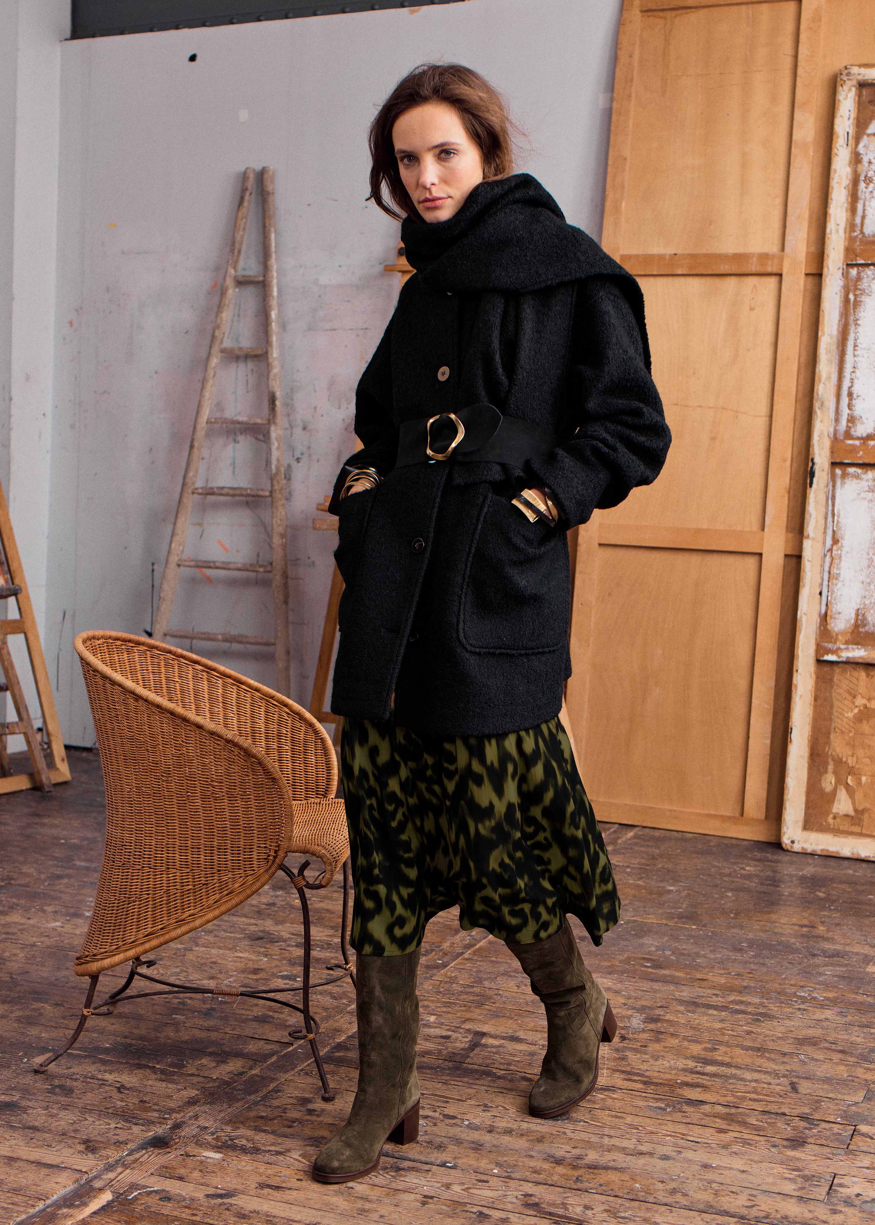 Manteau noir manches longues col montant